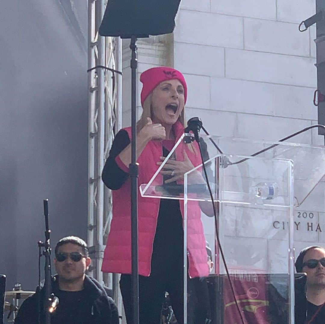 マーリー・マトリンさんのインスタグラム写真 - (マーリー・マトリンInstagram)「Speaking at the Los Angeles Women’s March today will be something I will never forget. #vote #womensrights #asl @liztannebaum @jennifersiebelnewsom @lea_thompson @rosannaarquette #francesfisher @womensmarch.losangeles @michellemmix @deena_katz 💜🤟💜🤟#isabelle #ella #sophia #jordansparks @nicoleleighyb 🤟🤟💜💜 #2020 @bellathorne」1月19日 11時25分 - themarleematlin