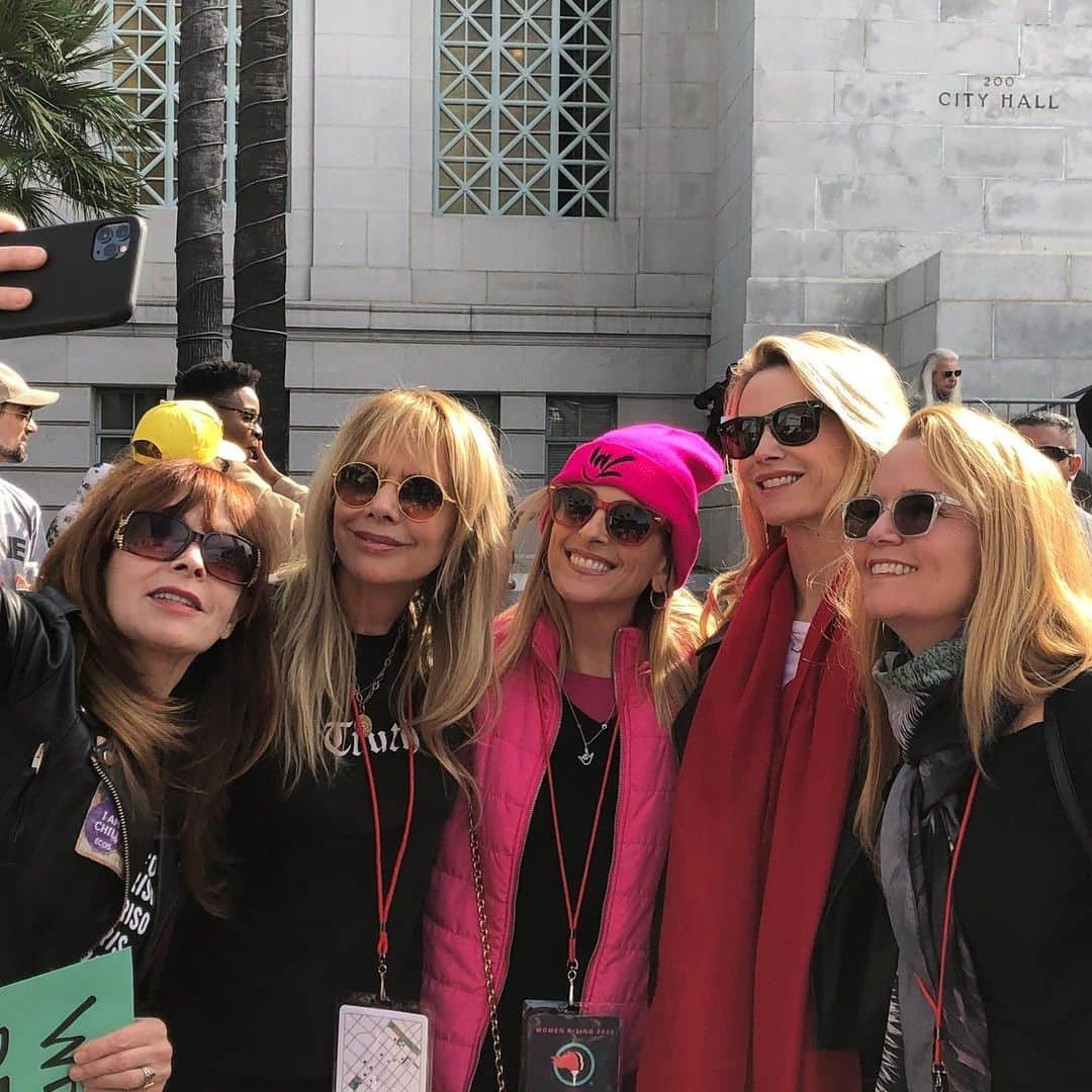 マーリー・マトリンさんのインスタグラム写真 - (マーリー・マトリンInstagram)「Speaking at the Los Angeles Women’s March today will be something I will never forget. #vote #womensrights #asl @liztannebaum @jennifersiebelnewsom @lea_thompson @rosannaarquette #francesfisher @womensmarch.losangeles @michellemmix @deena_katz 💜🤟💜🤟#isabelle #ella #sophia #jordansparks @nicoleleighyb 🤟🤟💜💜 #2020 @bellathorne」1月19日 11時25分 - themarleematlin