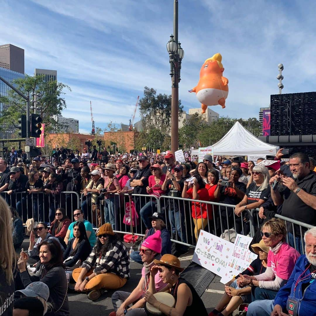 マーリー・マトリンさんのインスタグラム写真 - (マーリー・マトリンInstagram)「Speaking at the Los Angeles Women’s March today will be something I will never forget. #vote #womensrights #asl @liztannebaum @jennifersiebelnewsom @lea_thompson @rosannaarquette #francesfisher @womensmarch.losangeles @michellemmix @deena_katz 💜🤟💜🤟#isabelle #ella #sophia #jordansparks @nicoleleighyb 🤟🤟💜💜 #2020 @bellathorne」1月19日 11時25分 - themarleematlin