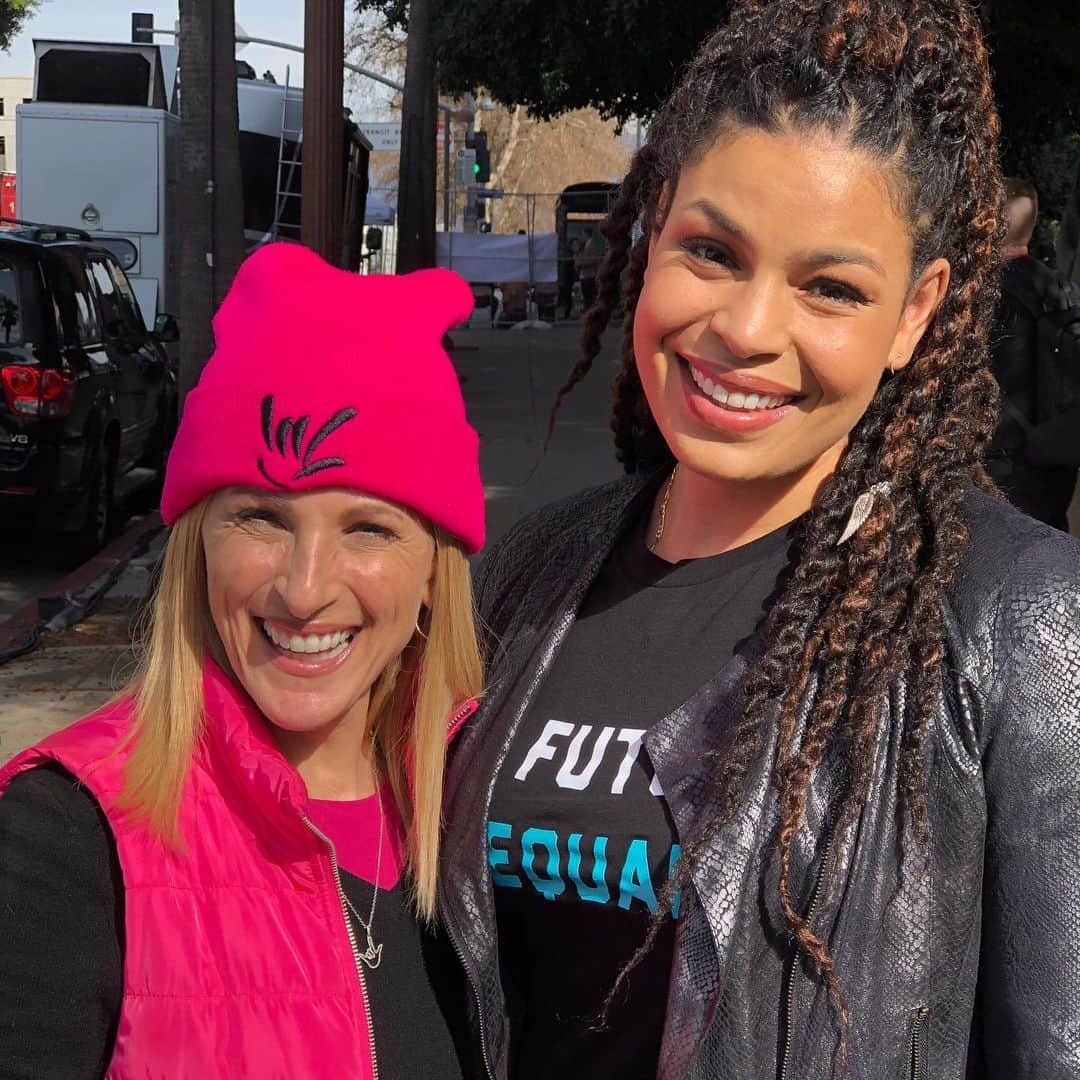 マーリー・マトリンさんのインスタグラム写真 - (マーリー・マトリンInstagram)「Speaking at the Los Angeles Women’s March today will be something I will never forget. #vote #womensrights #asl @liztannebaum @jennifersiebelnewsom @lea_thompson @rosannaarquette #francesfisher @womensmarch.losangeles @michellemmix @deena_katz 💜🤟💜🤟#isabelle #ella #sophia #jordansparks @nicoleleighyb 🤟🤟💜💜 #2020 @bellathorne」1月19日 11時25分 - themarleematlin