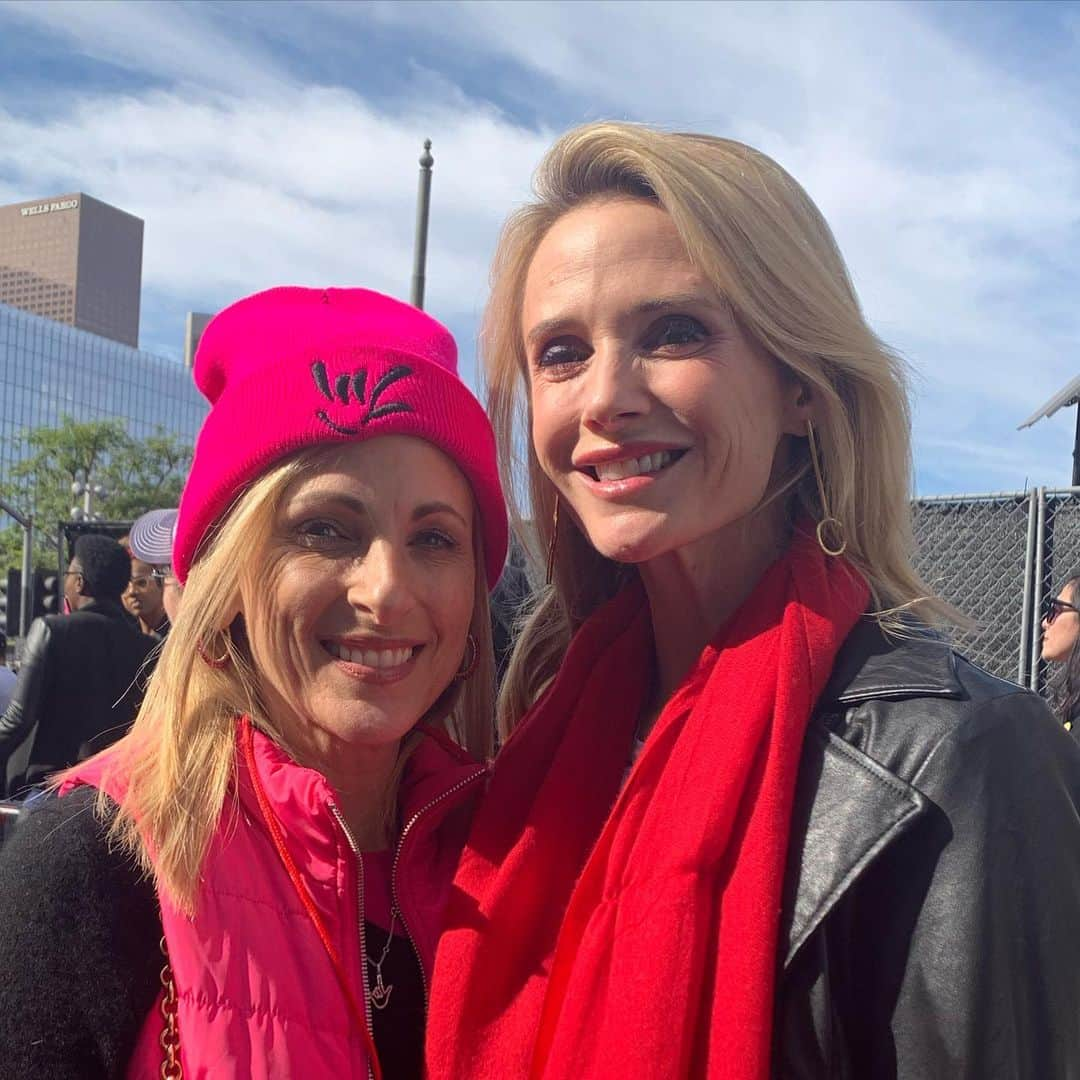 マーリー・マトリンさんのインスタグラム写真 - (マーリー・マトリンInstagram)「Speaking at the Los Angeles Women’s March today will be something I will never forget. #vote #womensrights #asl @liztannebaum @jennifersiebelnewsom @lea_thompson @rosannaarquette #francesfisher @womensmarch.losangeles @michellemmix @deena_katz 💜🤟💜🤟#isabelle #ella #sophia #jordansparks @nicoleleighyb 🤟🤟💜💜 #2020 @bellathorne」1月19日 11時25分 - themarleematlin