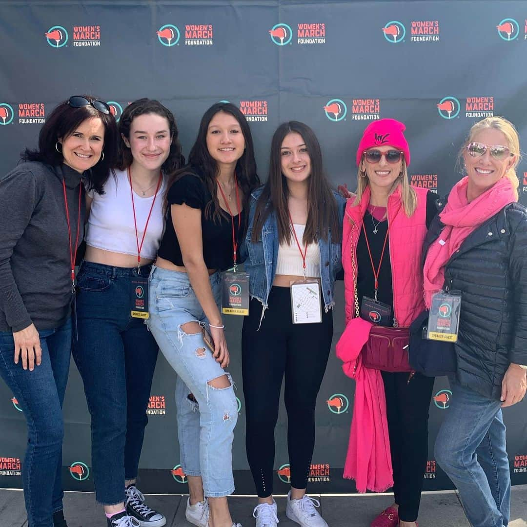 マーリー・マトリンさんのインスタグラム写真 - (マーリー・マトリンInstagram)「Speaking at the Los Angeles Women’s March today will be something I will never forget. #vote #womensrights #asl @liztannebaum @jennifersiebelnewsom @lea_thompson @rosannaarquette #francesfisher @womensmarch.losangeles @michellemmix @deena_katz 💜🤟💜🤟#isabelle #ella #sophia #jordansparks @nicoleleighyb 🤟🤟💜💜 #2020 @bellathorne」1月19日 11時25分 - themarleematlin