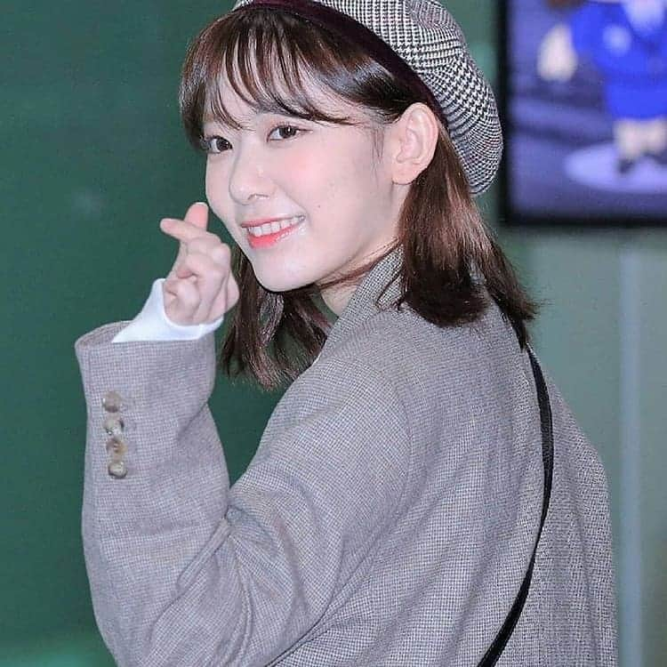 宮脇咲良さんのインスタグラム写真 - (宮脇咲良Instagram)「Sakura in GMP Airport- 170120  #sakuramiyawaki #sakuraizone #sakurahkt48 #izone #miyawakisakura」1月19日 11時37分 - mywkblossom