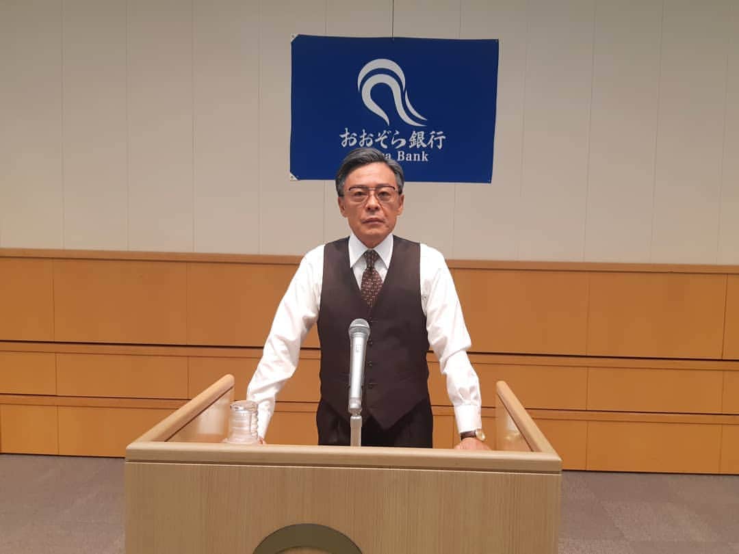 光石研のインスタグラム：「本日1月19日(日)22時から放送の、 連続ドラマW「頭取 野崎修平」第1話に出演しております‼️ お久しぶりの柳沢さん、冒頭からお見逃しなく👀  #頭取野崎修平  #監査役野崎修平 も見直して観るのもありです 【by staff】」