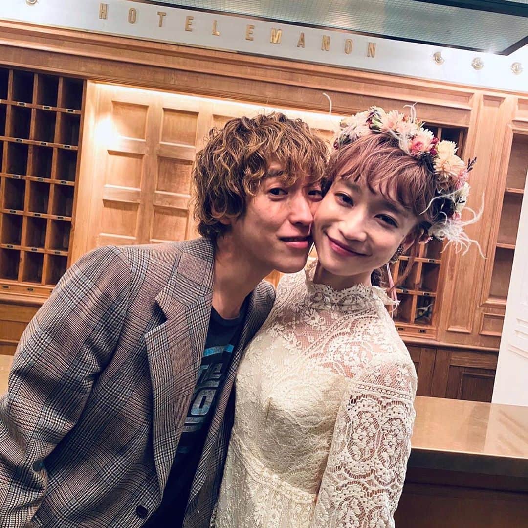 武井優心さんのインスタグラム写真 - (武井優心Instagram)「昨日発覚したシンクロの話。 結婚指輪の内側に何かサプライズで文字を掘る？と友人の指輪職人 @hidenarimachida が提案してくれた。 少し考えてシンプルなものが1番よいなと思って∞のマークにしてもらった。  そして結婚式場に飾る絵を大好きな2人の画家 @takako_kato87  @adim.adim.adim にお願いした。テーマは何でも良くて2人をイメージして描いてくださいとだけ告げた。 そしたら2人の描いたテーマはなんと∞だった。まったく知り合いじゃない2人。絵も対照的。でもテーマは∞。なんて素敵なんだろう！ そして式の二次会で何気なく撮った2人の写真。2人の合わさった顔が∞に見えた。  全部繋がってるんだなー。日々を大切に生きていこう🌎」1月19日 12時16分 - imasam_2014