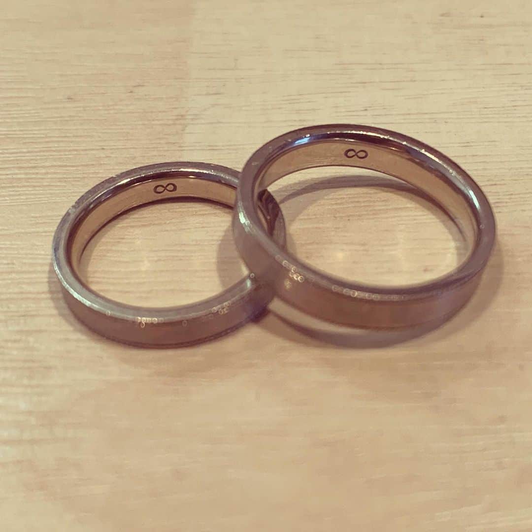 武井優心のインスタグラム：「昨日発覚したシンクロの話。 結婚指輪の内側に何かサプライズで文字を掘る？と友人の指輪職人 @hidenarimachida が提案してくれた。 少し考えてシンプルなものが1番よいなと思って∞のマークにしてもらった。  そして結婚式場に飾る絵を大好きな2人の画家 @takako_kato87  @adim.adim.adim にお願いした。テーマは何でも良くて2人をイメージして描いてくださいとだけ告げた。 そしたら2人の描いたテーマはなんと∞だった。まったく知り合いじゃない2人。絵も対照的。でもテーマは∞。なんて素敵なんだろう！ そして式の二次会で何気なく撮った2人の写真。2人の合わさった顔が∞に見えた。  全部繋がってるんだなー。日々を大切に生きていこう🌎」