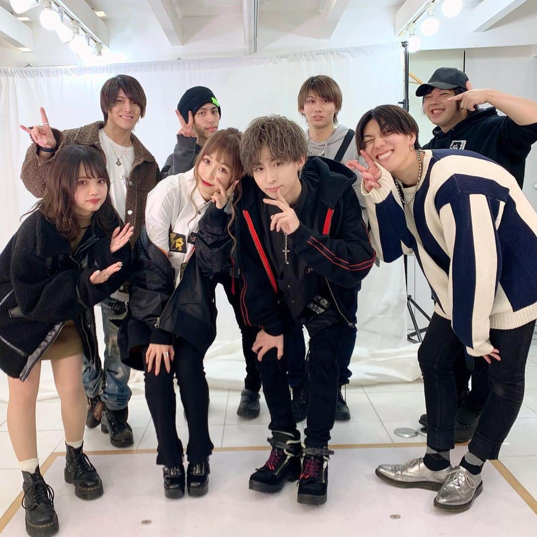 引地敬澄のインスタグラム：「📺重大告知📺 . 1/19(日)本日、原宿駅前のモニターにて… . 17:00〜17:15 18:00〜18:15 . の時間帯に、【SMILOOP❌KinCrossWorld】初となる店舗PVが放映されます📺 . 記念すべき第一回目のモデルさんは #おたひか カップル【 @otahika0000 @_luckyota @uranishihikaru 】🐕🍀 . おたひかカップルを #SLPKCW による【ヘアー❌ファッション】で大変身させちゃいます🤘😼🍀！ . . 是非！ 絶賛CHECKしてくださいな☺️🎉 . . . ps.二人とも絶賛容姿強過ぎ案件でした☺️🍀 素敵に @kincrossworld の服を着こなしてくれて大感謝です🐕！！ . . . #SLPKCW #SMILOOP #KinCrossWorld #HAPEACE #おたひかチャンネル #おたひか #おたひかカップル #今日好き #今日好きになりました  #abematv #アベマ  #hair #ヘアー #fashion #ファッション  #原宿 #美容室 #服屋 #セレクトショップ」