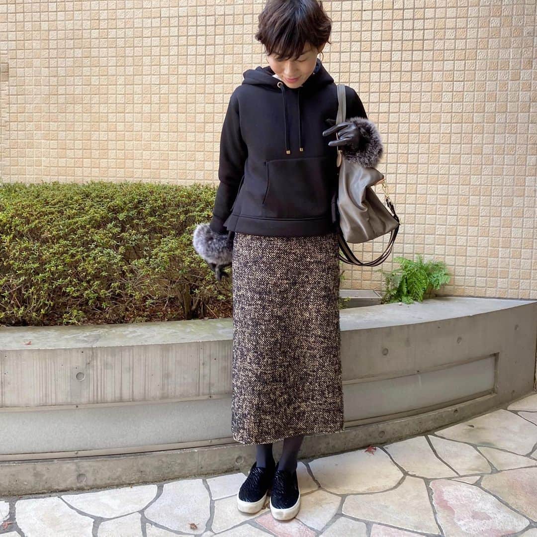 Yukarisuminoさんのインスタグラム写真 - (YukarisuminoInstagram)「パーカーだけどカジュアルにならないバックフリルがかわいくて気に入ってます。ボンディング素材なのもスウェットとまた違ってブラックのツヤが出て良いのです。 そしてブラックなら甘すぎない♡ 袖口のモフモフはレザーグローブです。 ザラのスリッポンも気に入りすぎて、ブーツの時以外はいつもコレ！ スカートは一昨年のセールでゲットしたツイードスカート。かなり使えるのでまだまだ履けそう！ これからの時期は大幅値下げで冬物狙い。ベーシックなものは来年の冬に着る計画でお買い物するものアリだと思います。  パーカー　@feerichelu  スカート　@plage_jp  スリッポン　@zara バッグ　#レスブリス  #アラフォーファッション #ママファッションプチプラ #ママ #コーディネート #アラフォーコーディネート #アラフォーママコーデ  #locari #jマダムのおしゃれ #レスブリス #冬コーデ #小学生ママ #きれいめカジュアル #ザラジョ fch512-0350 @joint_space @feerichelu #feerichelu #feerichelu_style #jointspace #pr」1月19日 12時18分 - yukarisumino