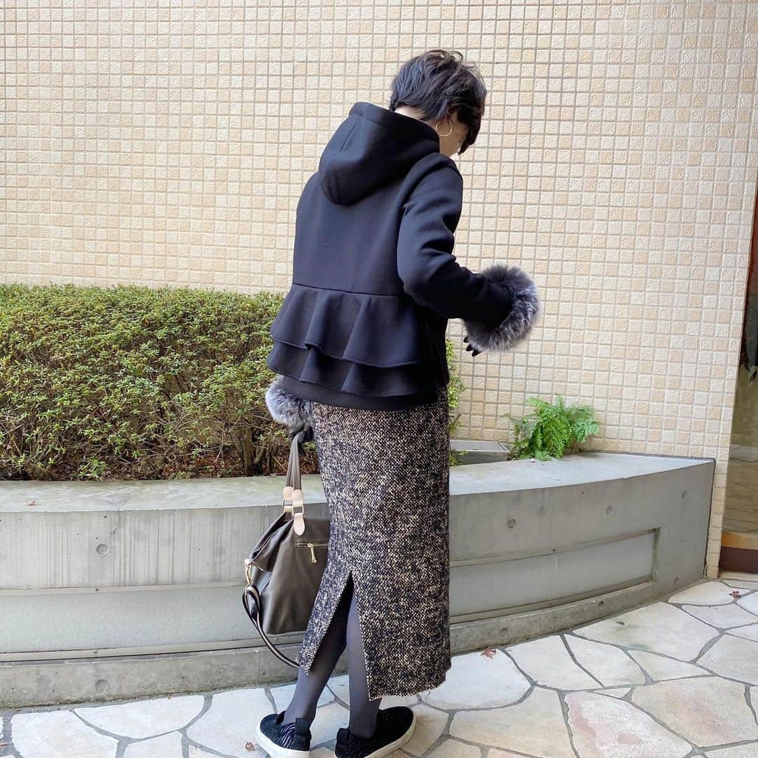 Yukarisuminoさんのインスタグラム写真 - (YukarisuminoInstagram)「パーカーだけどカジュアルにならないバックフリルがかわいくて気に入ってます。ボンディング素材なのもスウェットとまた違ってブラックのツヤが出て良いのです。 そしてブラックなら甘すぎない♡ 袖口のモフモフはレザーグローブです。 ザラのスリッポンも気に入りすぎて、ブーツの時以外はいつもコレ！ スカートは一昨年のセールでゲットしたツイードスカート。かなり使えるのでまだまだ履けそう！ これからの時期は大幅値下げで冬物狙い。ベーシックなものは来年の冬に着る計画でお買い物するものアリだと思います。  パーカー　@feerichelu  スカート　@plage_jp  スリッポン　@zara バッグ　#レスブリス  #アラフォーファッション #ママファッションプチプラ #ママ #コーディネート #アラフォーコーディネート #アラフォーママコーデ  #locari #jマダムのおしゃれ #レスブリス #冬コーデ #小学生ママ #きれいめカジュアル #ザラジョ fch512-0350 @joint_space @feerichelu #feerichelu #feerichelu_style #jointspace #pr」1月19日 12時18分 - yukarisumino