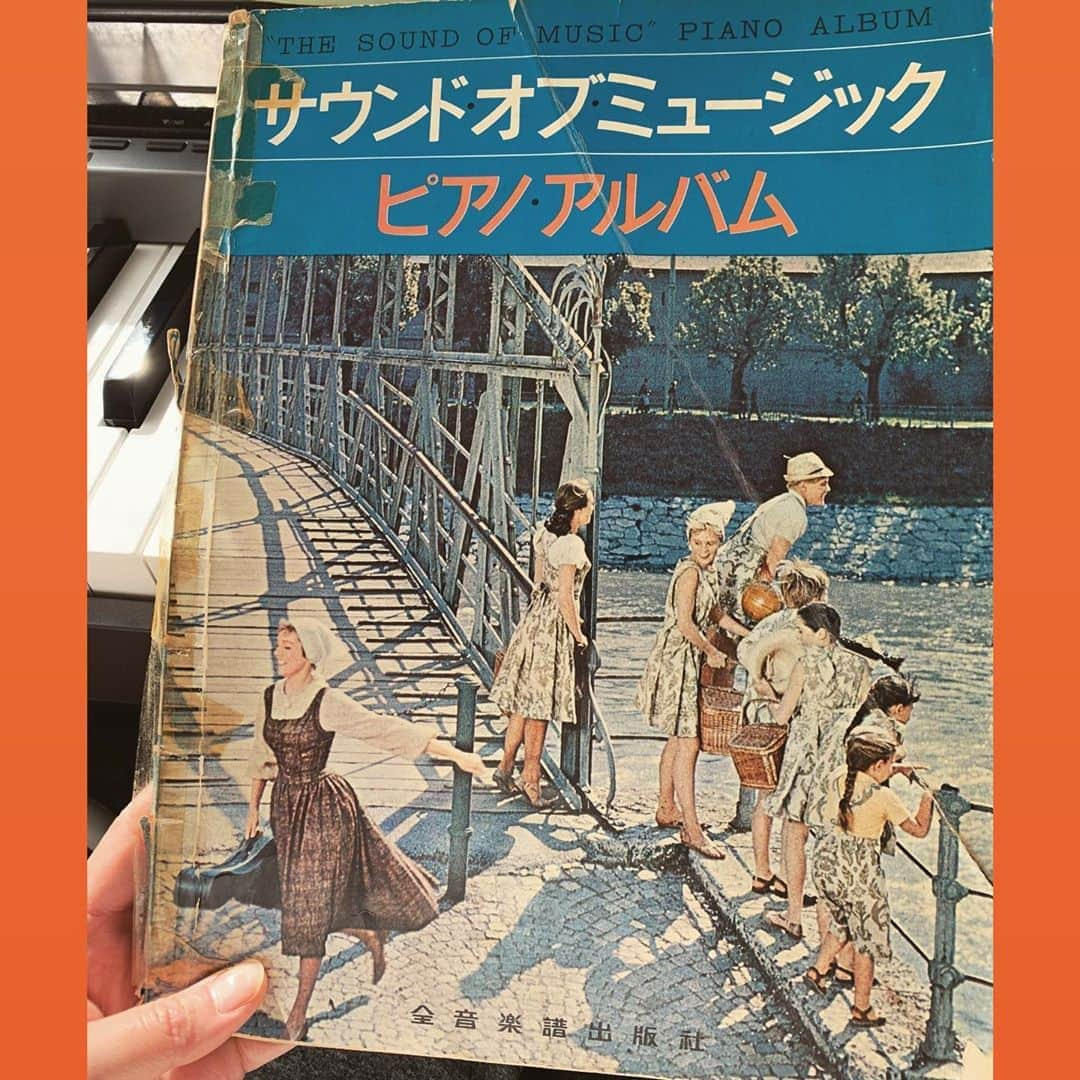 motoさんのインスタグラム写真 - (motoInstagram)「母が学生の頃にレッスンで使っていた楽譜。  私の1番の大切。  #シンガーソングライター #Moto #music #soundofmusic #piano #多分50年くらい前のもの #とっても脆いので取り扱い怖い」1月19日 12時19分 - moto_ssw