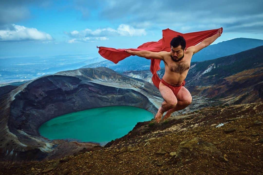 五十嵐結也さんのインスタグラム写真 - (五十嵐結也Instagram)「‪『ふんどし日和』in 蔵王﻿ ﻿ ﻿ ‪お釜﻿ ﻿ ﻿ ‪photo by飯野高拓（梅棒）‬﻿ ‪@iino_umebou ‬﻿ ﻿ #お釜﻿ #蔵王﻿ #宮城県﻿ ‪#山形県‬﻿ ‪#ふんどしダンサー‬﻿ ‪#ふんどし日和‬﻿ ‪#コンテンポラリーダンス‬」1月19日 12時21分 - iganism