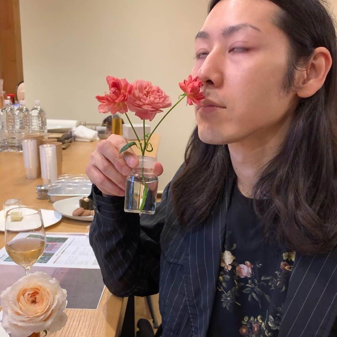 小林尊のインスタグラム：「The smell is intoxicating. 🌹 酔わせてくれる和バラ香り」