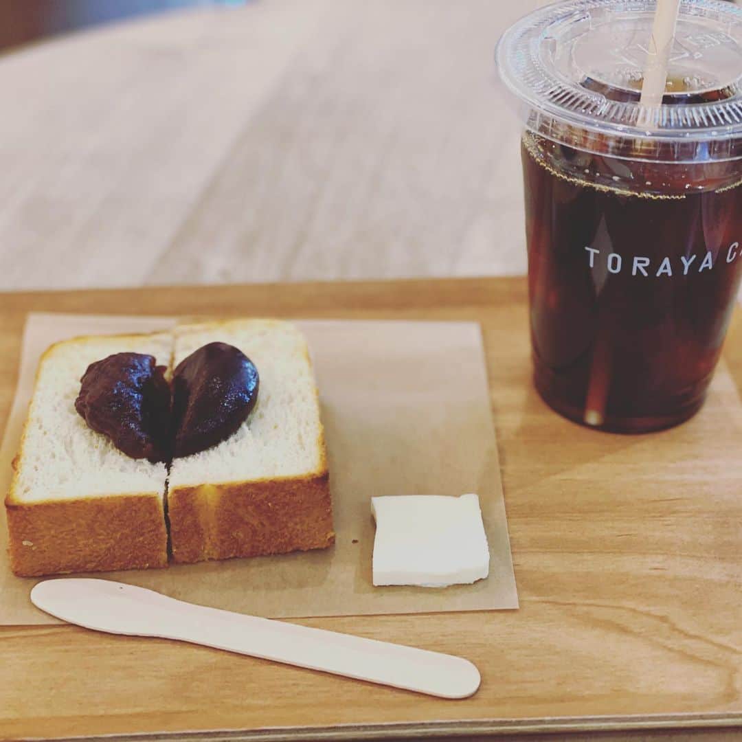 鴨志田由貴のインスタグラム：「こんなオシャレな小倉トーストが出てくるお店。当然おっさんは僕1人です。」