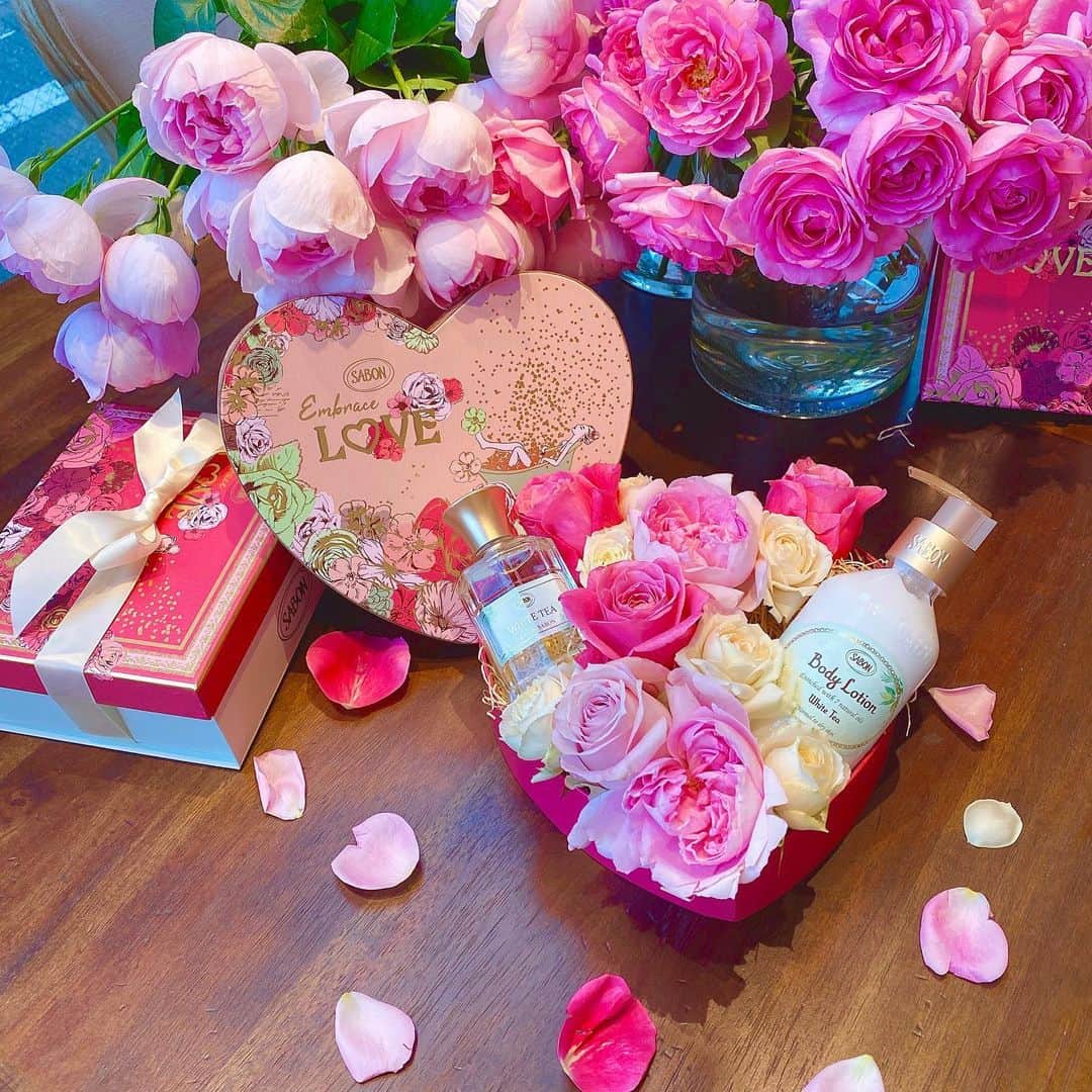 さぁやさんのインスタグラム写真 - (さぁやInstagram)「先日SABONの バレンタインギフトが作れる﻿ ワークショップに呼んで頂いて﻿ 体験してきましたっ❤️﻿ ﻿ ﻿ 限定ボックスに﻿ 沢山ある薔薇の中から﻿ 自分で選んで作ったんだー！！﻿ こういうの初めてだったけど﻿ めっちゃ楽しかった✨﻿ ﻿ 南青山のお花屋さん﻿ ル・ベスべさんが きてくれてたの！﻿ 私も今度絶対行く！！！💐﻿ ﻿ ﻿ 限定発売のホワイトティーの﻿ 香りを選んだよ〜✨﻿ 爽やかな癒される香り！﻿ ﻿ 香水の刻印サービスもあって﻿ 私も刻印してもらったあ😍﻿ ﻿ 2月上旬から中目黒の アトリエサロンで﻿ 同じ体験ができるよ〜！﻿ ﻿ これもらったら嬉しいよね😍﻿ ﻿ #sabonギフト﻿ #バレンタインギフト﻿ #sabonwhitetea #sabon #バレンタインsabon @sabon_japan」1月19日 12時28分 - saaya831