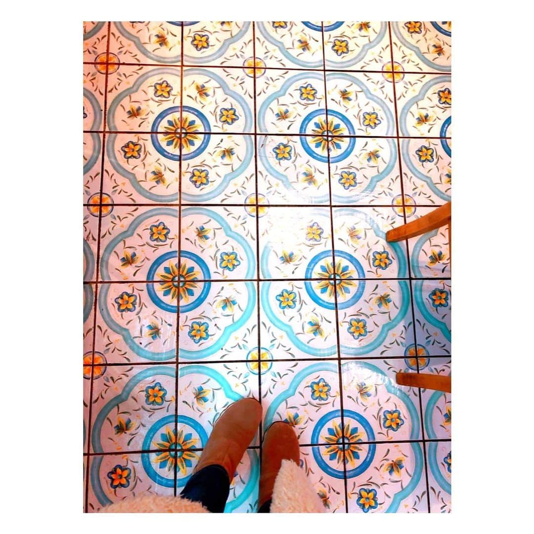 理絵さんのインスタグラム写真 - (理絵Instagram)「💙🤎🤍🤎💙 .  #タイル #tile #地面 #床 #tokyo #japan」1月19日 12時34分 - ____rie____