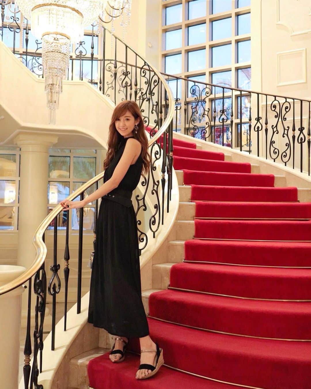池田るりさんのインスタグラム写真 - (池田るりInstagram)「. グアム2日目の夜はサンドキャッスル・ディナーショーへ✨ . お城みたいな素敵な空間で本格的なコース料理をいただいたあとに、ラスベガススタイルのイリュージョンやダンスなどのショーが楽しめます🤗 . ホワイトタイガーも登場したり、とにかく迫力満点のパフォーマンスを間近で観ることができてとっても良かった😍 . . せっかくのディナーショーだったのでゆいと少しドレスアップして出かけました☺️💕 グアムでちょっとリッチな夜を過ごすのにおすすめ♡ . . #サンドキャッスルグアム #サンドキャッスルディナーショー #ディナーショー #dinnershow #sandcastle #sandcastledinnershow #guam  #グアムグルメ #グアムディナー #南国 #🏝」1月19日 12時32分 - ruri_ikeda