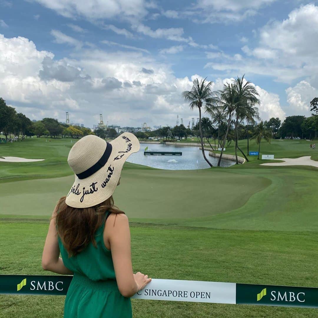 市原彩花さんのインスタグラム写真 - (市原彩花Instagram)「Singapore open🏌️‍♂️⛳️ . #セントーサ島 で開催中の#シンガポールオープン 見てきたよ😆🏌️‍♂️ 初めてゴルフ場来たけど、開放的で気持ちいいね😆✨ ゴルフ全然分からないんだけど、あちこちお散歩しながら間近でプレー見れるの楽しかった☺️ シンガポールは日本と違って、混まないしアクセスも良いしチケットも安いみたいで、気軽に観に来れるんだって⛳️ 見てる人半分近く日本人だった気がする〜！ 特に#石川遼 くんの周りは人だかりで、さすが有名な人だなぁって思った👏 #singaporeopen#singaporeopen2020#singapore#シンガポール#シンガポールゴルフ#シンガポール旅行#シンガポール観光#シンガポール暮らし#シンガポール生活#シンガポール在住#シンガポール在住日本人#싱가포르#新加坡#sentosa#sentosaisland#セントーサ#圣淘沙#센토사 #sentosagolfclub#セントーサゴルフクラブ#ゴルフ#golf#ゴルフ女子 ではない🤣」1月19日 12時47分 - ayaka_ichihara