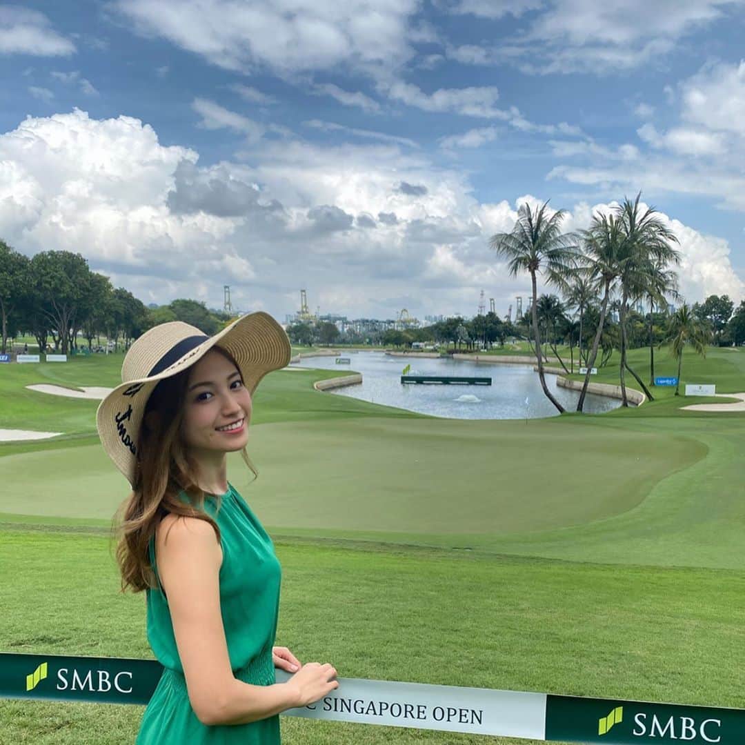 のインスタグラム：「Singapore open🏌️‍♂️⛳️ . #セントーサ島 で開催中の#シンガポールオープン 見てきたよ😆🏌️‍♂️ 初めてゴルフ場来たけど、開放的で気持ちいいね😆✨ ゴルフ全然分からないんだけど、あちこちお散歩しながら間近でプレー見れるの楽しかった☺️ シンガポールは日本と違って、混まないしアクセスも良いしチケットも安いみたいで、気軽に観に来れるんだって⛳️ 見てる人半分近く日本人だった気がする〜！ 特に#石川遼 くんの周りは人だかりで、さすが有名な人だなぁって思った👏 #singaporeopen#singaporeopen2020#singapore#シンガポール#シンガポールゴルフ#シンガポール旅行#シンガポール観光#シンガポール暮らし#シンガポール生活#シンガポール在住#シンガポール在住日本人#싱가포르#新加坡#sentosa#sentosaisland#セントーサ#圣淘沙#센토사 #sentosagolfclub#セントーサゴルフクラブ#ゴルフ#golf#ゴルフ女子 ではない🤣」