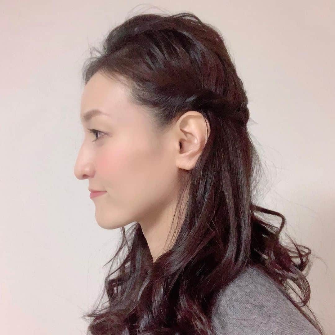 瑞羽奏都（水谷美月）さんのインスタグラム写真 - (瑞羽奏都（水谷美月）Instagram)「昨日の『BOAT RACE TIME』の髪型です✨﻿ 2週続けて綺麗目系に仕上げて下さるヘアメイクさん🎶 ﻿ いつも全面お任せの私…「出来上がりに絶対文句は言いません！！」って言い続け…wwこのヘアメイクは、もう「今日どうする？」と聞くことなく、自身の直感で決めて始めて下さるので、出来上がりが毎度楽しみ、ワクワクです✨  今回は下ろしたヘアアレンジでした😊﻿ コテで毛先全体的にウェーブをつけてから、左側を編み込み。トップ部分も編み込んでいるのまでは分かったんですけど…ラストのあたりが分からず…はいww﻿ ﻿ 今日はどうかなぁ🎶﻿ ﻿ #水谷美月 #瑞羽奏都 ﻿ #ボートレース #ボートレースタイム ﻿ #boatrace #boatracetime ﻿ #jlc #レジャーチャンネル ﻿#スカパー #cs﻿ #ヘアアレンジ﻿」1月19日 13時02分 - mizuki.m_mizuha