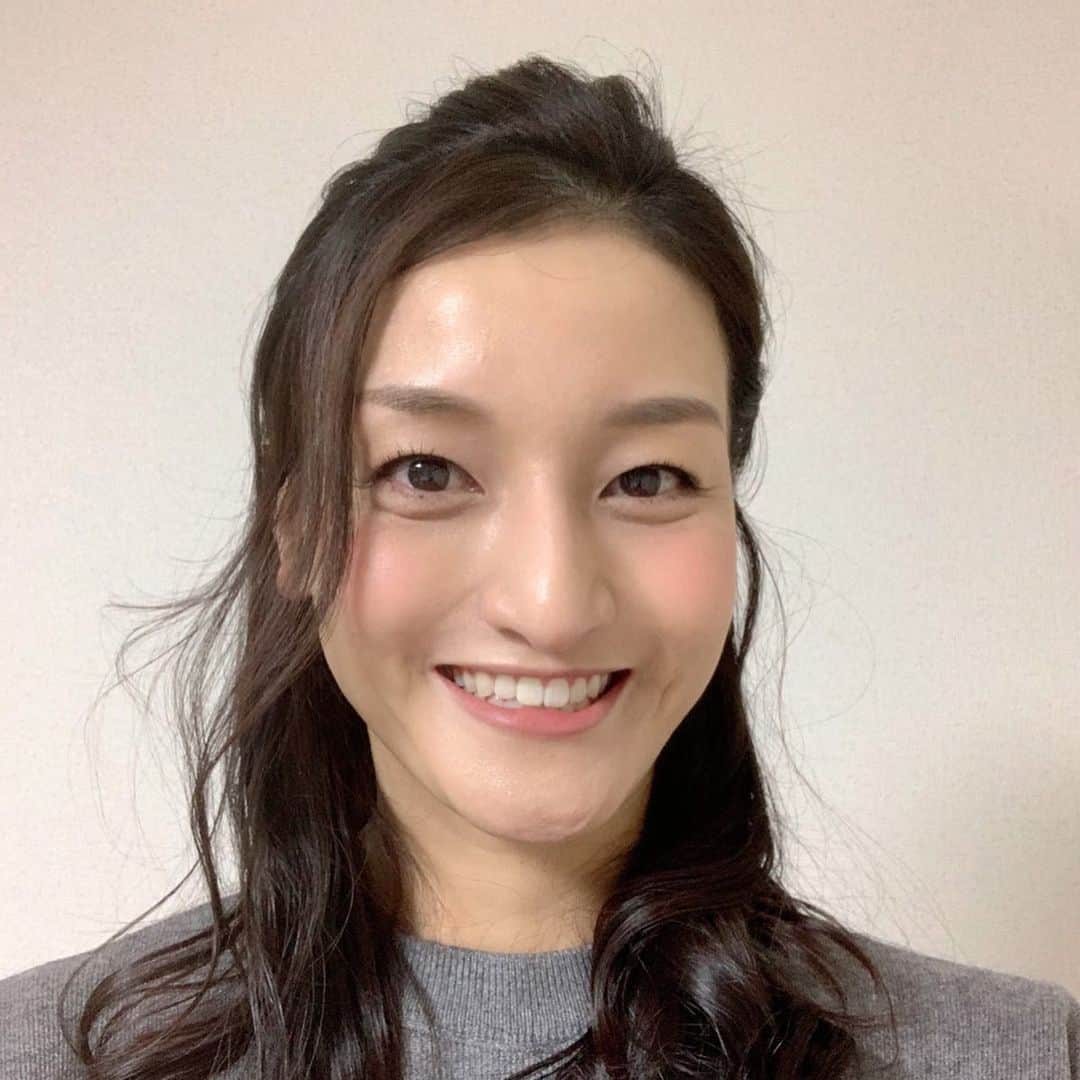 のインスタグラム：「昨日の『BOAT RACE TIME』の髪型です✨﻿ 2週続けて綺麗目系に仕上げて下さるヘアメイクさん🎶 ﻿ いつも全面お任せの私…「出来上がりに絶対文句は言いません！！」って言い続け…wwこのヘアメイクは、もう「今日どうする？」と聞くことなく、自身の直感で決めて始めて下さるので、出来上がりが毎度楽しみ、ワクワクです✨  今回は下ろしたヘアアレンジでした😊﻿ コテで毛先全体的にウェーブをつけてから、左側を編み込み。トップ部分も編み込んでいるのまでは分かったんですけど…ラストのあたりが分からず…はいww﻿ ﻿ 今日はどうかなぁ🎶﻿ ﻿ #水谷美月 #瑞羽奏都 ﻿ #ボートレース #ボートレースタイム ﻿ #boatrace #boatracetime ﻿ #jlc #レジャーチャンネル ﻿#スカパー #cs﻿ #ヘアアレンジ﻿」