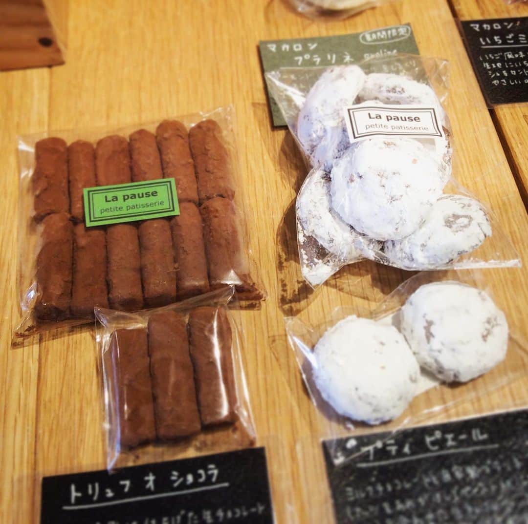 TODAY'S SPECIALさんのインスタグラム写真 - (TODAY'S SPECIALInstagram)「＜EVENT-Kyoto＞ 本日京都店では久しぶりにLapauseさんがお越しくださっております。 . あまり普段目にすることはないヨーロッパの郷土菓子の美味しさを知ってもらう為に、 なるべく安価で毎日楽しめる、そんなお菓子をたくさんお持ちいただきました。 . 定番の焼き菓子の他にも、今の時期だけお楽しみいただけるチョコレート菓子、トリュフ オ ショコラや、プティ ピエールや、人気のレーズンサンドも並んでいます。 是非お立ち寄りくださいませ。 . #todaysspecial #トゥデイズスペシャル #kyotobal #京都BAL #焼き菓子 #lapause」1月19日 13時05分 - cibone_ts