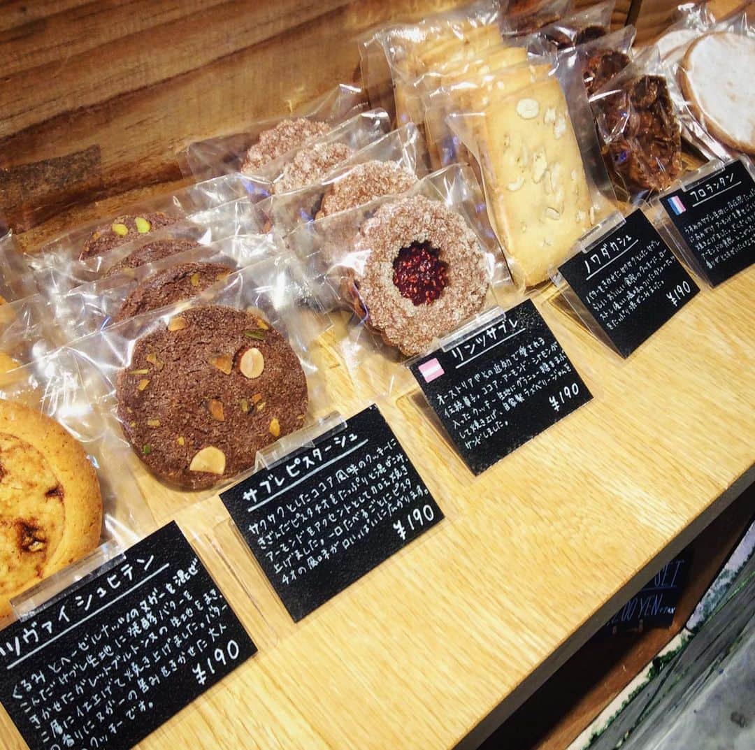 TODAY'S SPECIALさんのインスタグラム写真 - (TODAY'S SPECIALInstagram)「＜EVENT-Kyoto＞ 本日京都店では久しぶりにLapauseさんがお越しくださっております。 . あまり普段目にすることはないヨーロッパの郷土菓子の美味しさを知ってもらう為に、 なるべく安価で毎日楽しめる、そんなお菓子をたくさんお持ちいただきました。 . 定番の焼き菓子の他にも、今の時期だけお楽しみいただけるチョコレート菓子、トリュフ オ ショコラや、プティ ピエールや、人気のレーズンサンドも並んでいます。 是非お立ち寄りくださいませ。 . #todaysspecial #トゥデイズスペシャル #kyotobal #京都BAL #焼き菓子 #lapause」1月19日 13時05分 - cibone_ts