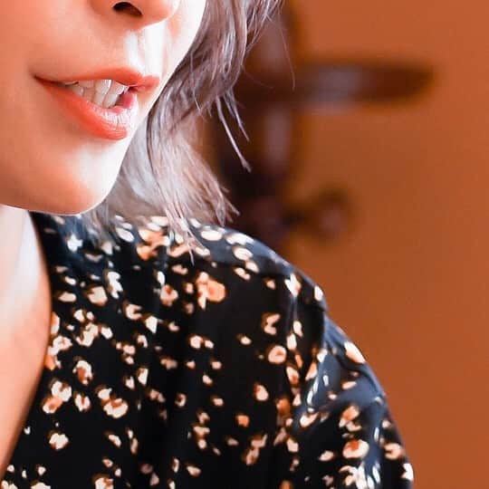 山名未紗のインスタグラム：「スカルプ・ジェル＆アクリル3D・色彩心理学を完全マスター﻿ ﻿  DMMオンラインサロン『NAIL VENUS』presents﻿ ﻿ 「山名未紗が教えるネイルアート3ヵ月講座」﻿ ﻿  2020年3月13日（金）からコンテンツ配信がスタート。﻿ ﻿ ■3ヶ月で“直感に頼らない”ネイルアートの技術と知識が身につく﻿ ﻿ ﻿ ＊オンラインサロン概要﻿ ﻿ ネイルアートの技術にはそれぞれ必ず「正解」があり、きちんとした基礎理論があります。単に今の自分の感覚に頼ってそうした理論をおろそかにしてしまうと、ネイリストとしてこれからのステップアップが難しくなると思います。私はこの3ヵ月間の講座でネイルアートの「正解」をわかりやすく、ストレートにお伝えしていこうと思っています。スカルプやジェルの技術からネイルの色彩にまつわる知識まで、ネイリストが本当に知りたかったこと／知っておくべきことをこの3ヵ月間の講座にすべて詰め込みました。初級者の方からもう一度基礎を学びたい上級者の方まで、毎週お届けするレッスン動画で幅広く学んでいただけます。﻿ ﻿ https://lounge.dmm.com/detail/2302/ 「詳しくはこのURLまたはプロフィールのURLからアクセスしてみてください」 ﻿ ﻿  #DMMオンラインサロン﻿ ♯ネイルアートレッスン﻿ ♯スカルプ講座﻿ ♯ジェルネイル講座﻿ ♯アクリル3D講座﻿ ♯山名未紗﻿ ♯3Dパーツ﻿ ♯色彩学﻿ ♯ネイル色彩学﻿ ♯nailvenus﻿」
