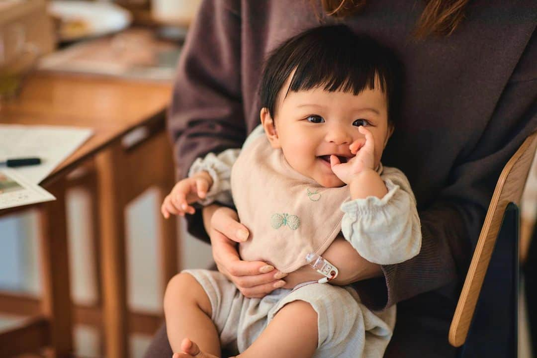 小濱なつきのインスタグラム：「今日はママのお仕事の監督をしてきました🌞 みんながたくさん抱っこして遊んでくれるものだからずっーとニコニコご機嫌。  可愛く写真も撮ってもらいました🥰 #hellomybaby #babygirl #新米ママ #奮闘記　#ママのお仕事」