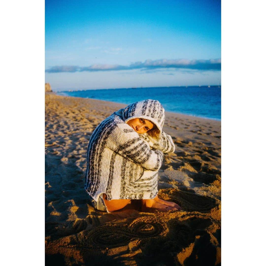 リリ・ラインハルトのインスタグラム：「A sleepy hermit crab comes out of her shell to watch the sunset.」