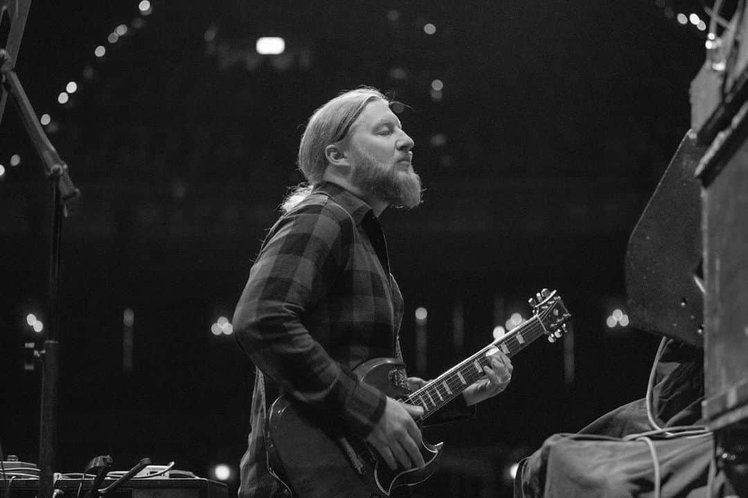 テデスキ・トラックス・バンドのインスタグラム：「TTB goes mostly acoustic for the start of set two at @ChicagoTheatre with "Calling Out To You, "When Will I Begin," "Done Somebody Wrong," "I Am Yours" and "Meet Me At The Bottom." 📷: @mlowephoto」