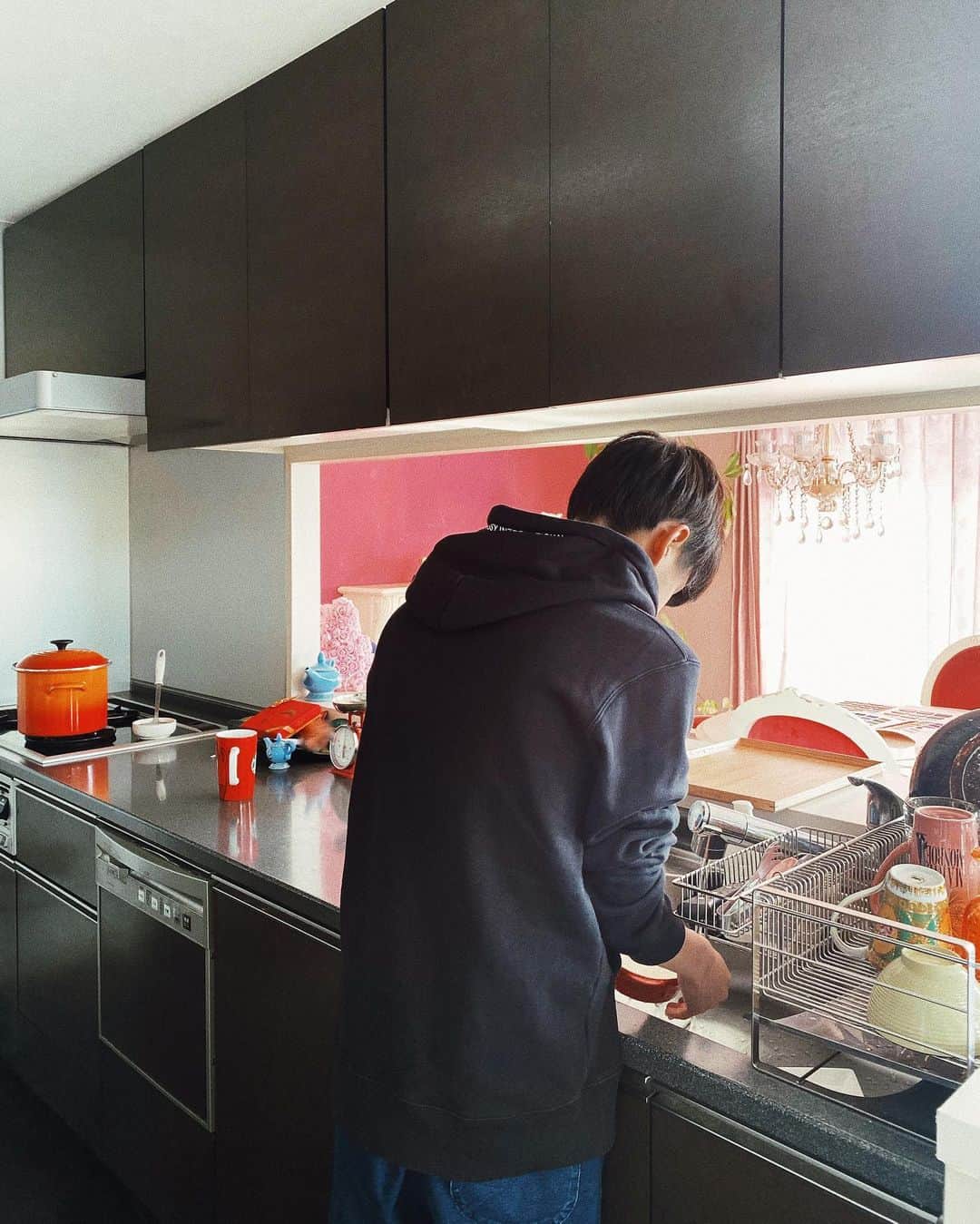 桃華絵里さんのインスタグラム写真 - (桃華絵里Instagram)「近頃 洗い物を担当してくれる我が家の優男くん👦🏻 お母さん助かります♡  #息子 #15歳 #成長記録」1月19日 13時18分 - _momoka828_