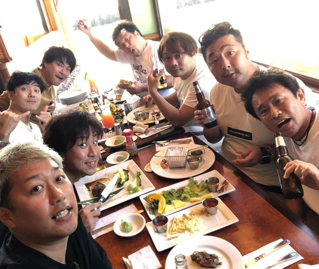 浜田雅功の旅日記さんのインスタグラム写真 - (浜田雅功の旅日記Instagram)「ハワイらしいランチ🍽  ハンバーガーにステーキ🍔🥩 みんなで海を眺めながらのひと時。  #うーまい  #浜ちゃん後輩と行くハワイ島で休日 #浜田雅功 #ライセンス井本 #どりあんず平井 #どりあんず堤 #サカイストまさよし #チーモンチョーチュウ菊地 #プラスマイナス岩橋 #天竺鼠瀬下 投稿者平井」1月19日 13時19分 - hamachankyuzitsu