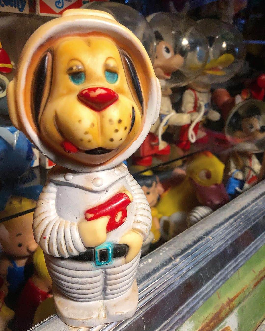 大川知英のインスタグラム：「65's ASTRO space suit dog rubber doll🚀 宇宙人を全滅させるくらいの馬鹿犬顔が たまらない🤡 #astro#spacesuitdog#rubberdoll#65s #馬鹿犬顔#たまらない#amecajiboys  #takatsubase#アメトイ部キャプテン」