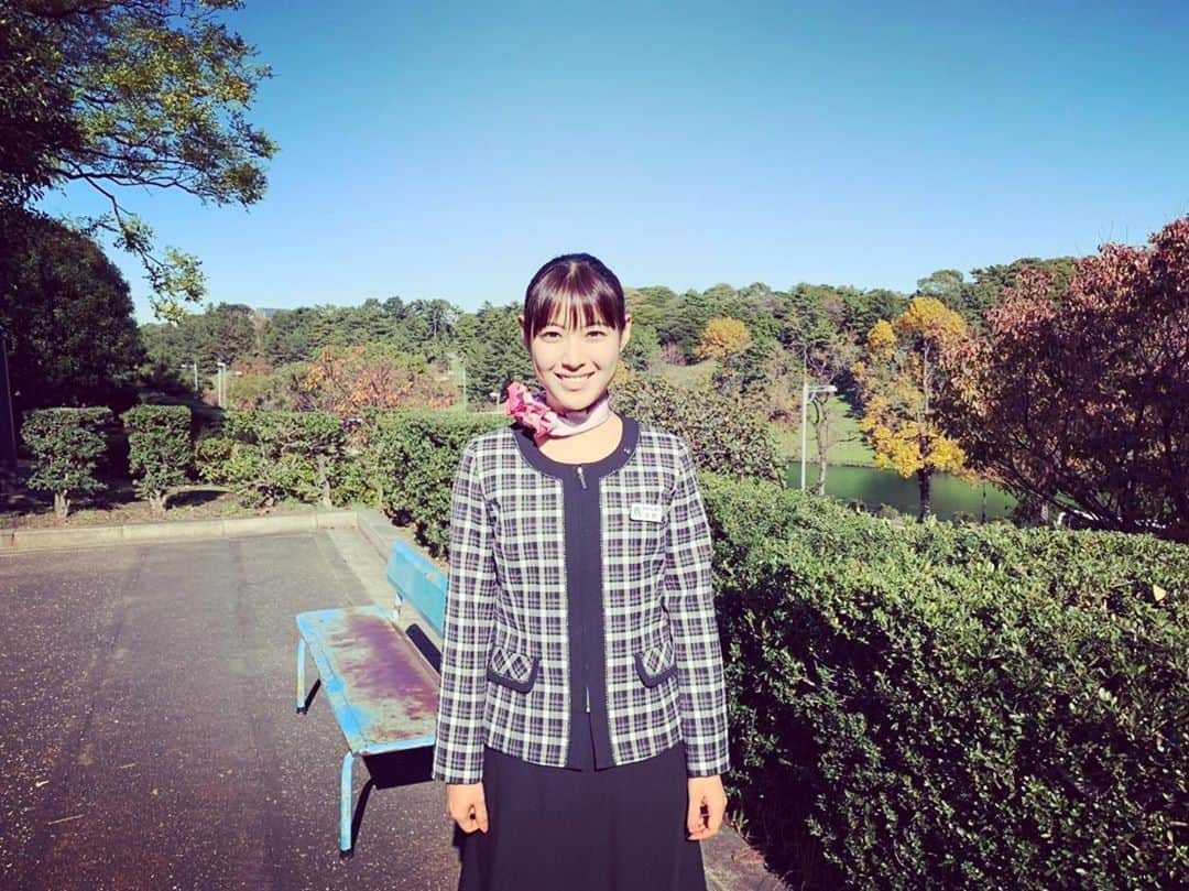 瀧本美織のインスタグラム：「本日22時〜連続ドラマW「頭取 野崎修平」スタートいたします！美保ちゃんも昇進しまして、頭取の秘書になりました。制服可愛いです😋🌸おおぞらの未来はいかに！  #wowow  #連続ドラマw  #頭取野崎修平  #吉野美保  #まぶしげな顔  #すみません  #本当はロケに出れて嬉しかった  #外ロケ好き」
