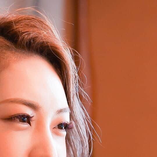 山名未紗のインスタグラム：「スカルプ・ジェル＆アクリル3D・色彩心理学を完全マスター﻿ ﻿  DMMオンラインサロン『NAIL VENUS』presents﻿ ﻿ 「山名未紗が教えるネイルアート3ヵ月講座」﻿ ﻿  2020年3月13日（金）からコンテンツ配信がスタート。﻿ ﻿ ■3ヶ月で“直感に頼らない”ネイルアートの技術と知識が身につく﻿ ﻿ ﻿ ＊オンラインサロン概要﻿ ﻿ ネイルアートの技術にはそれぞれ必ず「正解」があり、きちんとした基礎理論があります。単に今の自分の感覚に頼ってそうした理論をおろそかにしてしまうと、ネイリストとしてこれからのステップアップが難しくなると思います。私はこの3ヵ月間の講座でネイルアートの「正解」をわかりやすく、ストレートにお伝えしていこうと思っています。スカルプやジェルの技術からネイルの色彩にまつわる知識まで、ネイリストが本当に知りたかったこと／知っておくべきことをこの3ヵ月間の講座にすべて詰め込みました。初級者の方からもう一度基礎を学びたい上級者の方まで、毎週お届けするレッスン動画で幅広く学んでいただけます。﻿ ﻿ ﻿ https://lounge.dmm.com/detail/2302/ 「詳しくはこのURLまたはプロフィールのURLからアクセスしてみてください」 ﻿  #DMMオンラインサロン﻿ ♯ネイルアートレッスン﻿ ♯スカルプ講座﻿ ♯ジェルネイル講座﻿ ♯アクリル3D講座﻿ ♯山名未紗﻿ ♯3Dパーツ﻿ ♯色彩学﻿ ♯ネイル色彩学﻿ ♯nailvenus﻿」