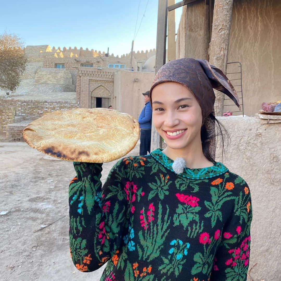 水原希子 さんのインスタグラム写真 - (水原希子 Instagram)「@brasute_hulu 🌍🏃🏻‍♀️❣️ Memories at Uzbekistan 🕌 When I went to Xiva, I made some new friends and they taught me how to make Nahn and I nailed it!! ウズベキスタンにて、新しく友達になった方々に教わって 初めて釜でナンを作りました✌🏻 初めてにしては上出来！ みんなに褒められました🥰 イチャン・カラと呼ばれる城壁に 囲まれたヒヴァの旧市街は世界遺産に登録されていて、 そこにカルタ・ミナルという美しいモスクがあったり、、 あと結婚する人を１日5組以上見たの！ 新しい友達達とイスラムの人たちが 今思う恋愛観や結婚観の話を 聞けたのも面白かったなぁ💭💘 @hulu_japan  #ブラを捨て旅に出よう  #kikosinfinitejourney」1月19日 13時22分 - i_am_kiko