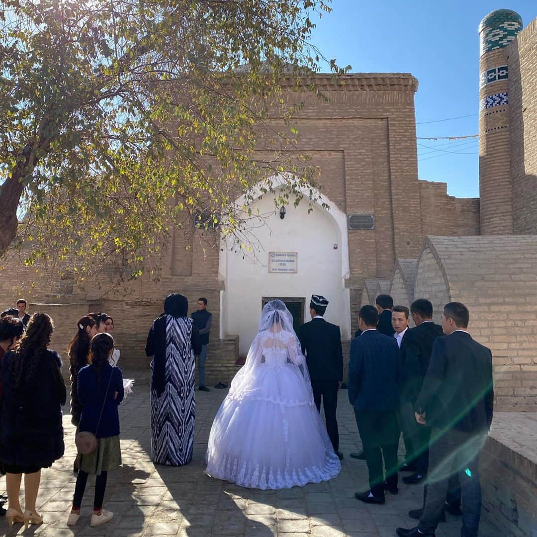 水原希子 さんのインスタグラム写真 - (水原希子 Instagram)「@brasute_hulu 🌍🏃🏻‍♀️❣️ Memories at Uzbekistan 🕌 When I went to Xiva, I made some new friends and they taught me how to make Nahn and I nailed it!! ウズベキスタンにて、新しく友達になった方々に教わって 初めて釜でナンを作りました✌🏻 初めてにしては上出来！ みんなに褒められました🥰 イチャン・カラと呼ばれる城壁に 囲まれたヒヴァの旧市街は世界遺産に登録されていて、 そこにカルタ・ミナルという美しいモスクがあったり、、 あと結婚する人を１日5組以上見たの！ 新しい友達達とイスラムの人たちが 今思う恋愛観や結婚観の話を 聞けたのも面白かったなぁ💭💘 @hulu_japan  #ブラを捨て旅に出よう  #kikosinfinitejourney」1月19日 13時22分 - i_am_kiko