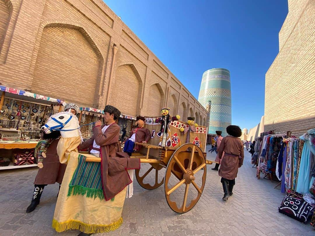 水原希子 さんのインスタグラム写真 - (水原希子 Instagram)「@brasute_hulu 🌍🏃🏻‍♀️❣️ Memories at Uzbekistan 🕌 When I went to Xiva, I made some new friends and they taught me how to make Nahn and I nailed it!! ウズベキスタンにて、新しく友達になった方々に教わって 初めて釜でナンを作りました✌🏻 初めてにしては上出来！ みんなに褒められました🥰 イチャン・カラと呼ばれる城壁に 囲まれたヒヴァの旧市街は世界遺産に登録されていて、 そこにカルタ・ミナルという美しいモスクがあったり、、 あと結婚する人を１日5組以上見たの！ 新しい友達達とイスラムの人たちが 今思う恋愛観や結婚観の話を 聞けたのも面白かったなぁ💭💘 @hulu_japan  #ブラを捨て旅に出よう  #kikosinfinitejourney」1月19日 13時22分 - i_am_kiko