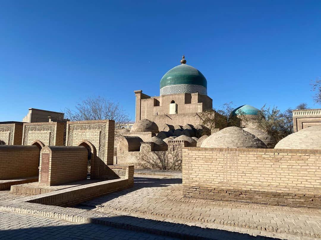 水原希子 さんのインスタグラム写真 - (水原希子 Instagram)「@brasute_hulu 🌍🏃🏻‍♀️❣️ Memories at Uzbekistan 🕌 When I went to Xiva, I made some new friends and they taught me how to make Nahn and I nailed it!! ウズベキスタンにて、新しく友達になった方々に教わって 初めて釜でナンを作りました✌🏻 初めてにしては上出来！ みんなに褒められました🥰 イチャン・カラと呼ばれる城壁に 囲まれたヒヴァの旧市街は世界遺産に登録されていて、 そこにカルタ・ミナルという美しいモスクがあったり、、 あと結婚する人を１日5組以上見たの！ 新しい友達達とイスラムの人たちが 今思う恋愛観や結婚観の話を 聞けたのも面白かったなぁ💭💘 @hulu_japan  #ブラを捨て旅に出よう  #kikosinfinitejourney」1月19日 13時22分 - i_am_kiko