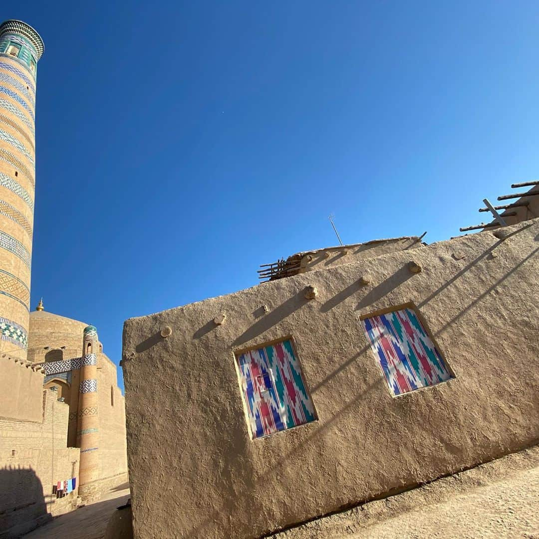 水原希子 さんのインスタグラム写真 - (水原希子 Instagram)「@brasute_hulu 🌍🏃🏻‍♀️❣️ Memories at Uzbekistan 🕌 When I went to Xiva, I made some new friends and they taught me how to make Nahn and I nailed it!! ウズベキスタンにて、新しく友達になった方々に教わって 初めて釜でナンを作りました✌🏻 初めてにしては上出来！ みんなに褒められました🥰 イチャン・カラと呼ばれる城壁に 囲まれたヒヴァの旧市街は世界遺産に登録されていて、 そこにカルタ・ミナルという美しいモスクがあったり、、 あと結婚する人を１日5組以上見たの！ 新しい友達達とイスラムの人たちが 今思う恋愛観や結婚観の話を 聞けたのも面白かったなぁ💭💘 @hulu_japan  #ブラを捨て旅に出よう  #kikosinfinitejourney」1月19日 13時22分 - i_am_kiko