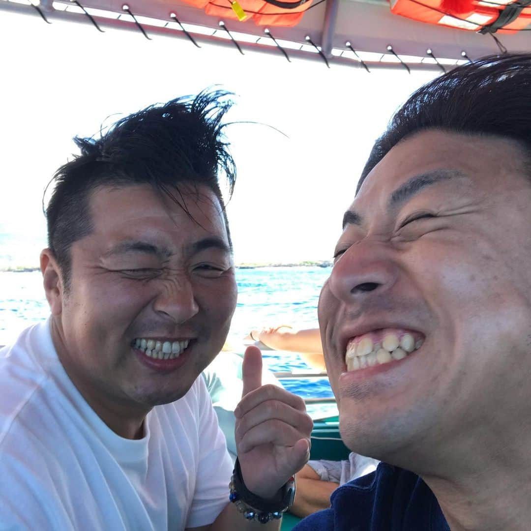 菊地浩輔さんのインスタグラム写真 - (菊地浩輔Instagram)「#大阪チャンネル #浜ちゃん後輩と行くハワイ島で休日 #ハワイ島 #クルージング #波激しい #超怖かった #こんな楽しそうにしてるけど #往路はヤバかった #そんな菊地の模様は #配信でチェックしてください #Amazonプライムでも見れます #よろしゅー」1月19日 13時33分 - okikusaaan