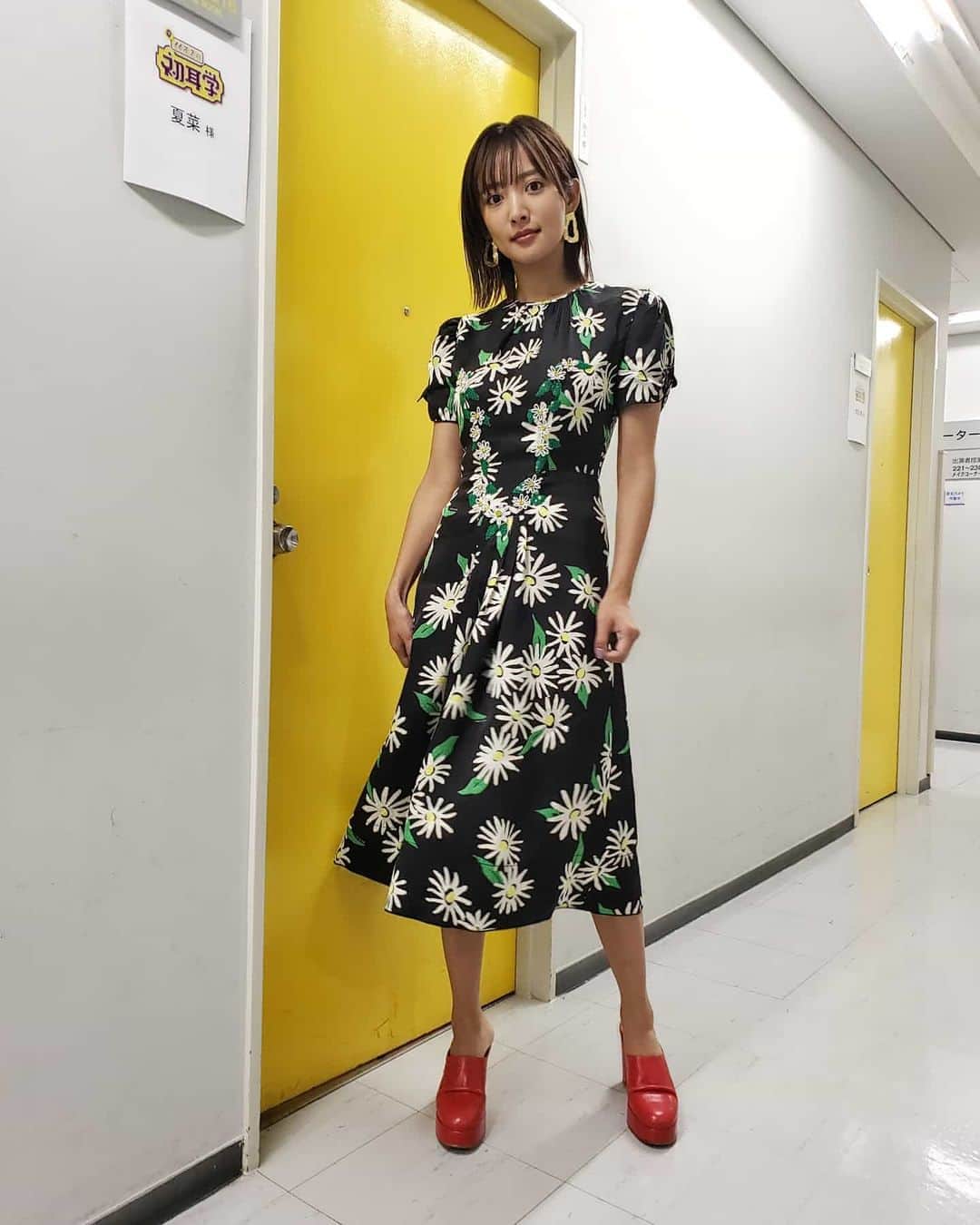 夏菜さんのインスタグラム写真 - (夏菜Instagram)「今日は！「林先生の初耳学」放送日ですー！☺️ Dress&Shoes: @marcjacobs Earring: @sister_tokyo Stylist: @erica_mimura」1月19日 13時38分 - natsuna_official