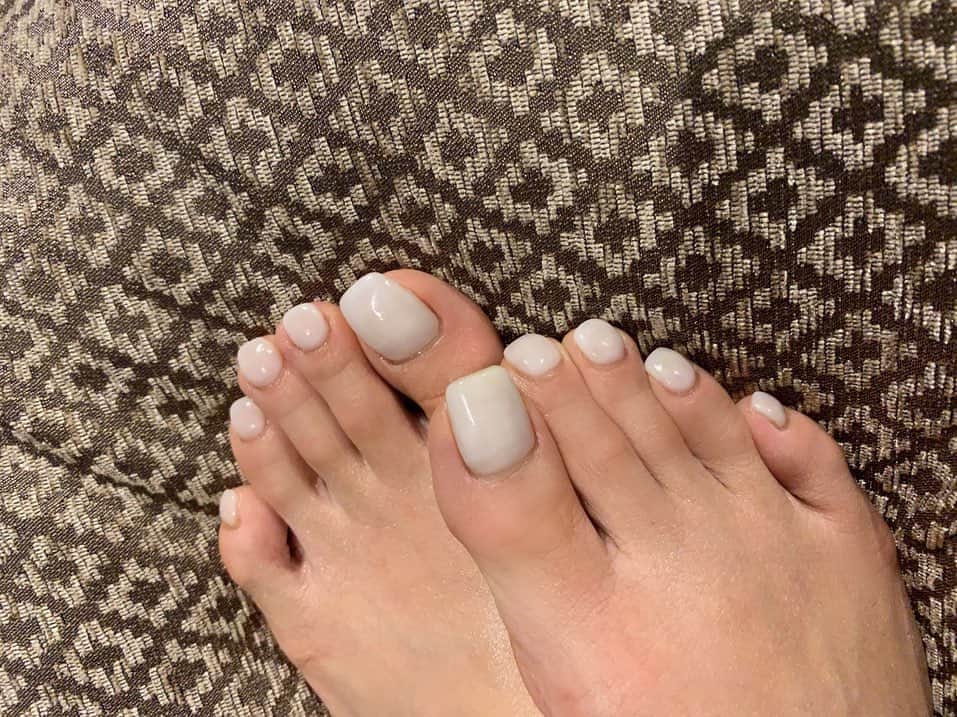 のインスタグラム：「@__chiii__nail__ 金子さんネイル☺️❣️ . 新しいネイルは乳白色🐣💓 . 最近は本当にシンプルなネイルが多い🥱✨ . 昔のネイルで、お気に入りに登録されている数が多いもの３位を並べてみました🥰 . 参考にしてみてください❣️ . #ネイル#乳白色ネイル#nail#もう次にやりたいのは決まっている💕」
