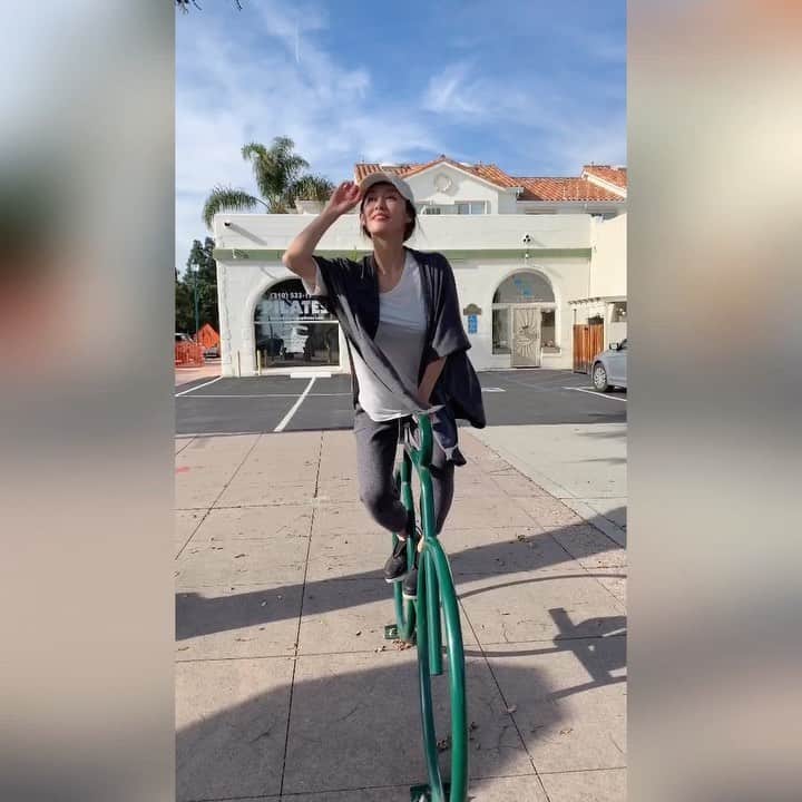 高木りなのインスタグラム：「これ見る度に乗りたくなるのよね〜🚲 写真2.3枚目は、5年前。 #何年経っても変わらない  Air자전거의 달인🚲 첫번째는 오늘! 나머지 두장은 5년전ㅎ」