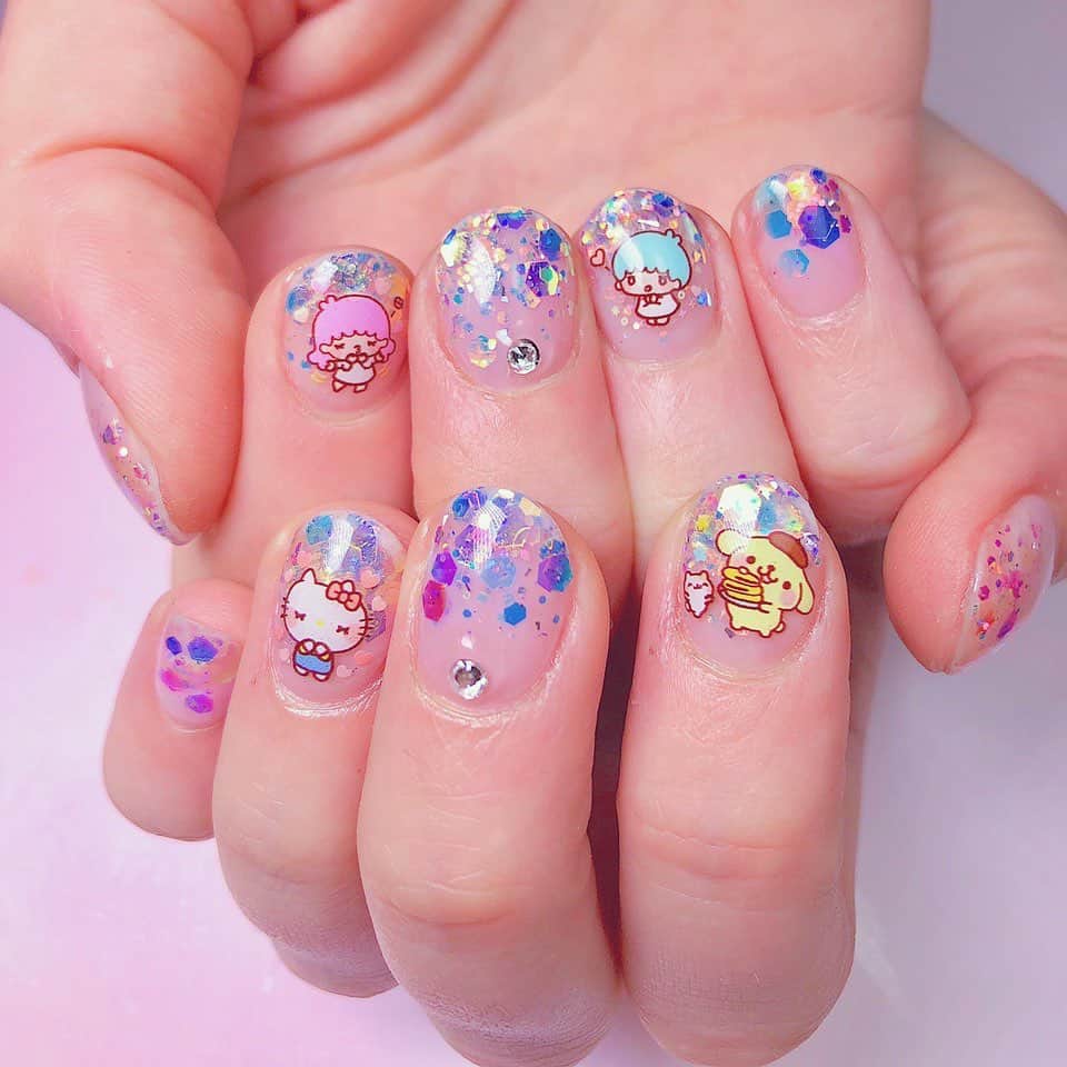 サイモンとマルティナのインスタグラム：「You don’t need long nails to get that #kawaiiaesthetic 💕 I’ve been going to @littlenailsalon for years now, and I finally built up the courage and asked her if she’d feel comfortable with me filming a video about her...and she gave me the okay. If you’re new to our YouTube channel, I’ve already made a video on my favourite nail artist in Seoul @sunnysunkuku who is still kicking ass with her incredible hand-painted designs (miss ya Sunny 😘) 💅🏼 So now I’m excited to start planning this shoot and to share another talented artist. I’m thinking Ghibli themed nails or food themed nails... ahhhh I’d love some suggestions! 🧐」