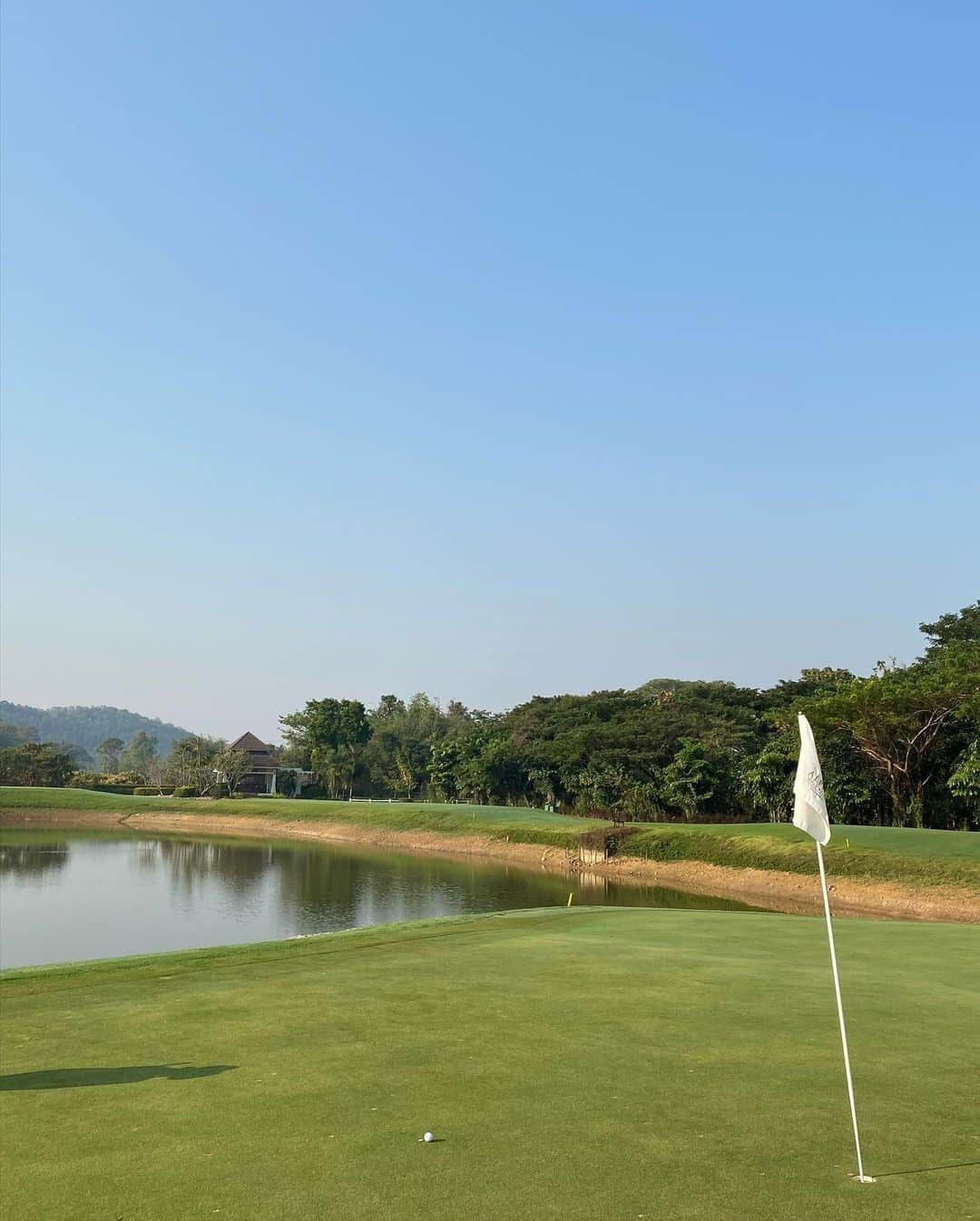 ジェイ・ボスロイドさんのインスタグラム写真 - (ジェイ・ボスロイドInstagram)「Today we had a day off so I went and played @alpinegolfresort in Thailand, what a beautiful course!  After football this is my second love!! 🏌🏽‍♂️ #alpinegolfresortchiangmai#adidas#adidasgolf#taylormade」1月19日 13時48分 - jaybothroyd