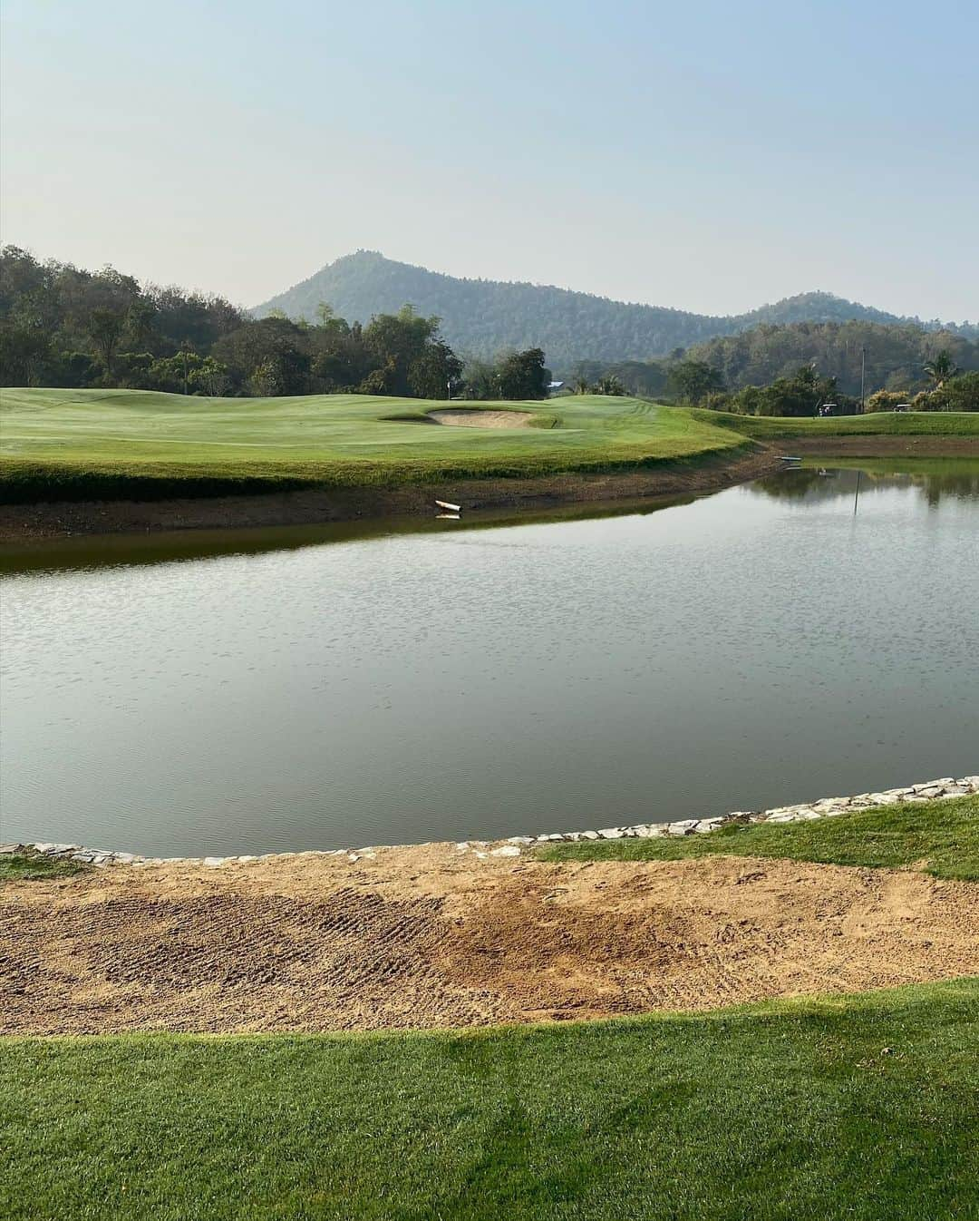 ジェイ・ボスロイドさんのインスタグラム写真 - (ジェイ・ボスロイドInstagram)「Today we had a day off so I went and played @alpinegolfresort in Thailand, what a beautiful course!  After football this is my second love!! 🏌🏽‍♂️ #alpinegolfresortchiangmai#adidas#adidasgolf#taylormade」1月19日 13時48分 - jaybothroyd