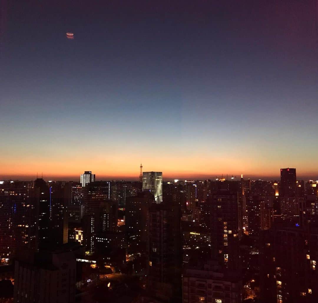羅晴さんのインスタグラム写真 - (羅晴Instagram)「路過這片漸層色的天空  #skylinephotography」1月19日 13時55分 - ilbettylo