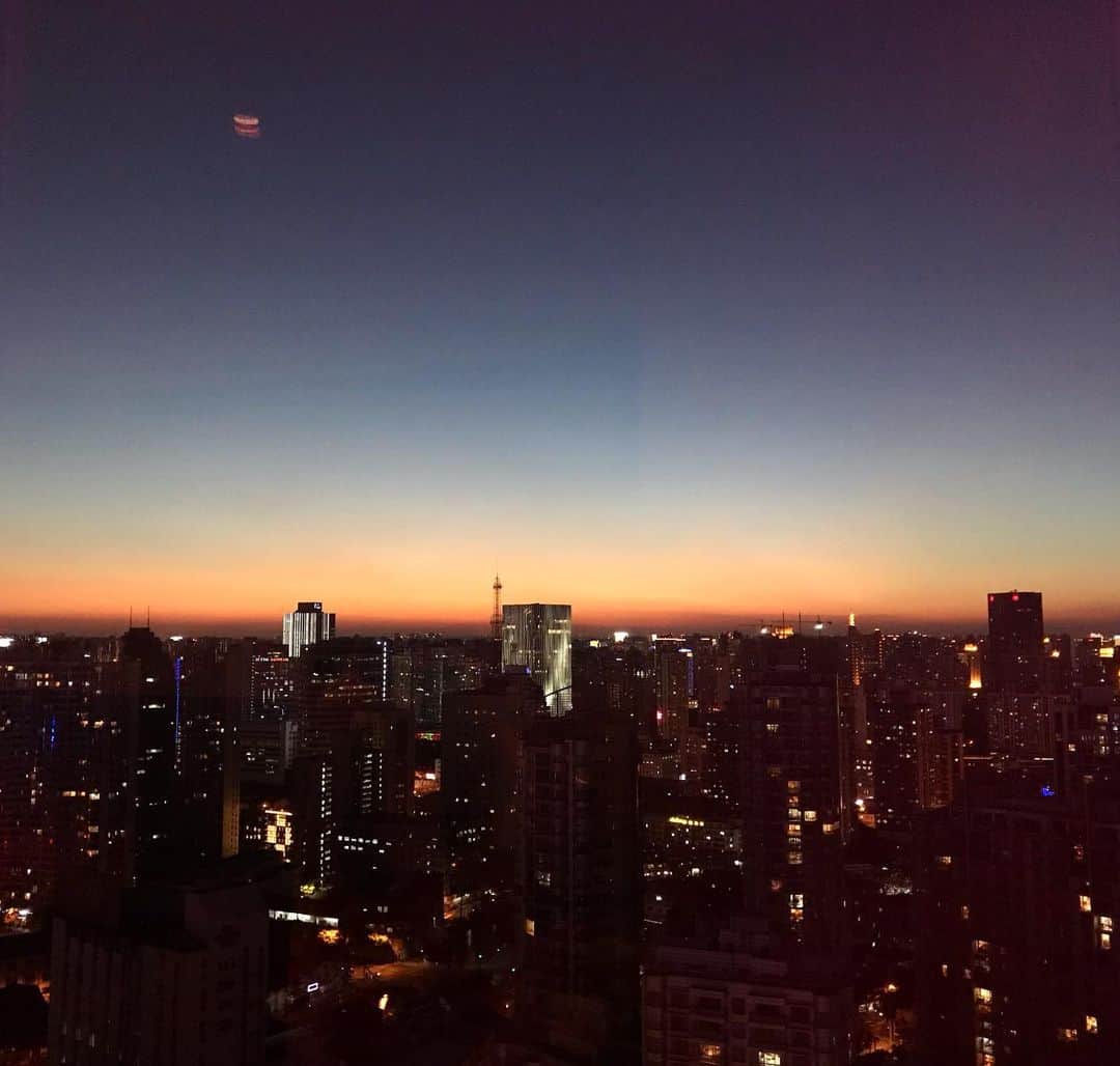 羅晴のインスタグラム：「路過這片漸層色的天空  #skylinephotography」