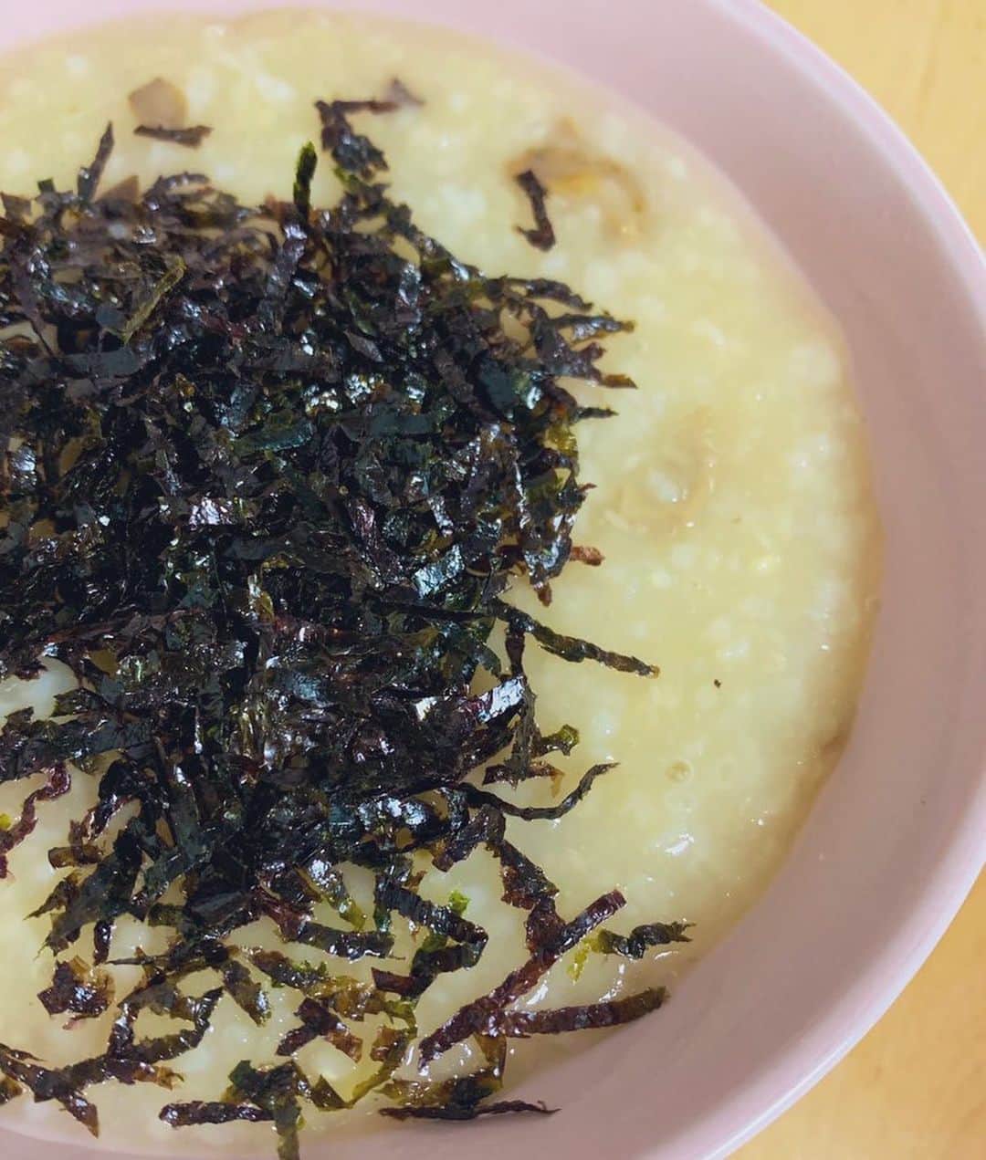 浜平恭子さんのインスタグラム写真 - (浜平恭子Instagram)「朝食はアワビ粥🍚 手抜きしてレトルトですが（笑） このbibigoのアワビ粥、凄く美味しくて日本にも買って帰る程です♨️ 私はお鍋に開けて、少しだけ塩と醤油を足してグツグツさせ、最後に刻み韓国海苔をたっぷり乗せていただきます💖 お店で食べるアワビ粥はもちろん美味しいけれど、これもかなり素敵よん✨  #日韓夫婦 #日韓往復 #ラジオDJ #浜平恭子 #KissFMKOBE #한일커플 #한일부부 #한일왕복 #라디오DJ #하마히라쿄코 #韓国生活 #bibigo #비비고 #전복죽 #アワビ粥 #お粥 #ビビゴ #韓国グルメ #韓国ショッピング #朝ごはん」1月19日 14時09分 - hamahi1231